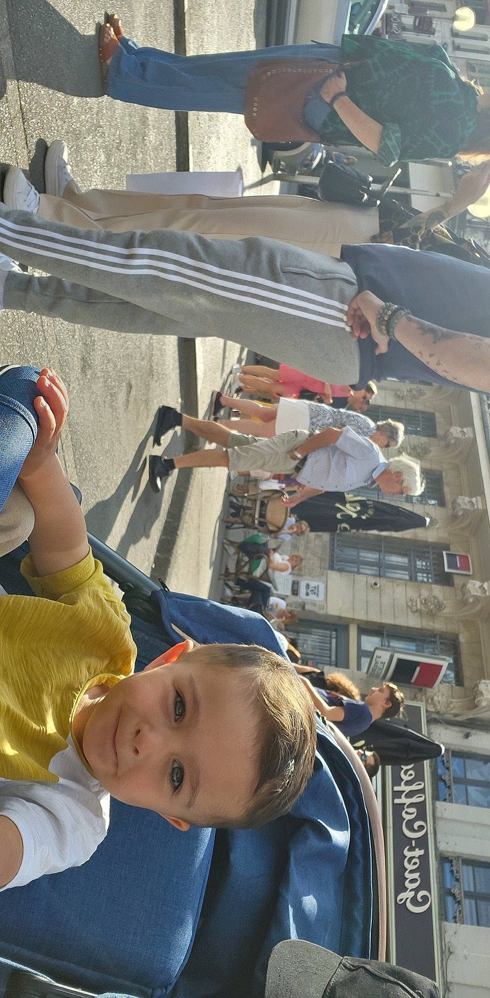 Andgel a rejoint le concours — aidez-le/la à gagner de superbes lots ! baby, baby_toddler_clothing, blue, blurred, boat, child, engineering, foot, fun, hat, human_leg, leisure, person, public_space, ship, sitting, t_shirt, toddler, vacation, watercraft
