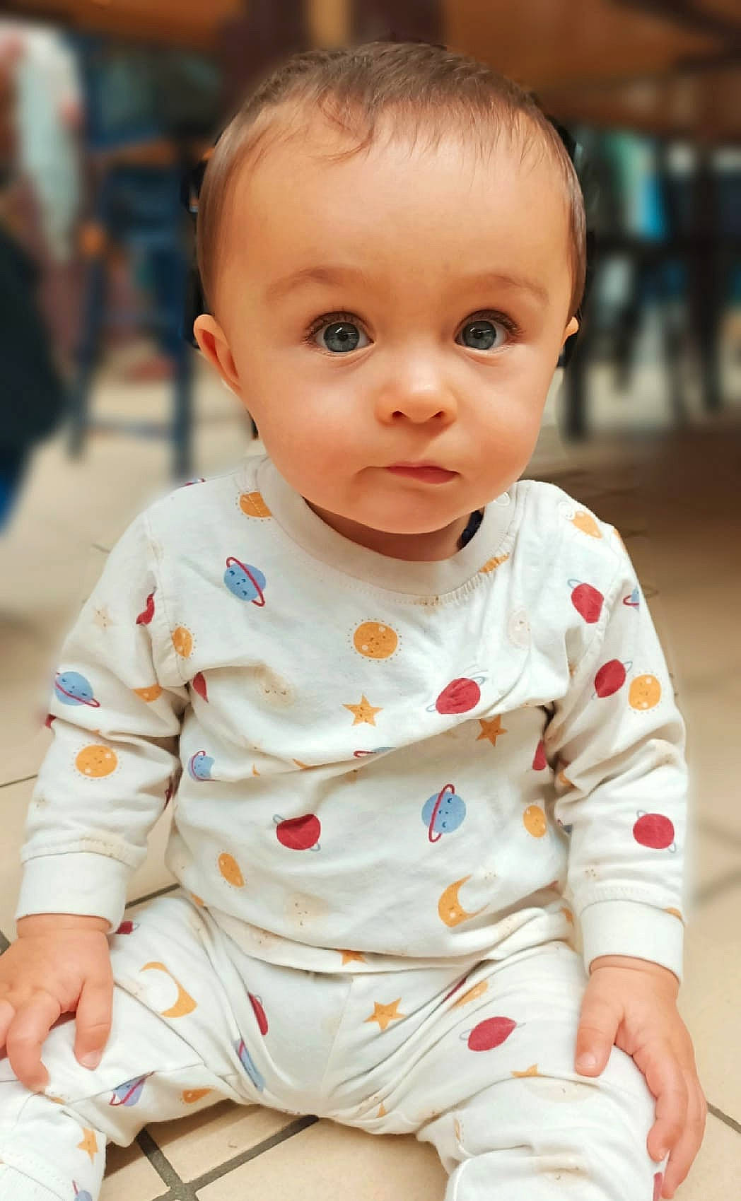 Andgel a rejoint le concours — aidez-le/la à gagner de superbes lots ! baby, baby_toddler_clothing, cheek, child, chin, collar, curious, face, facial_expression, flooring, fun, happy, head, nose, person, sitting, skin, sleeve, toddler, white