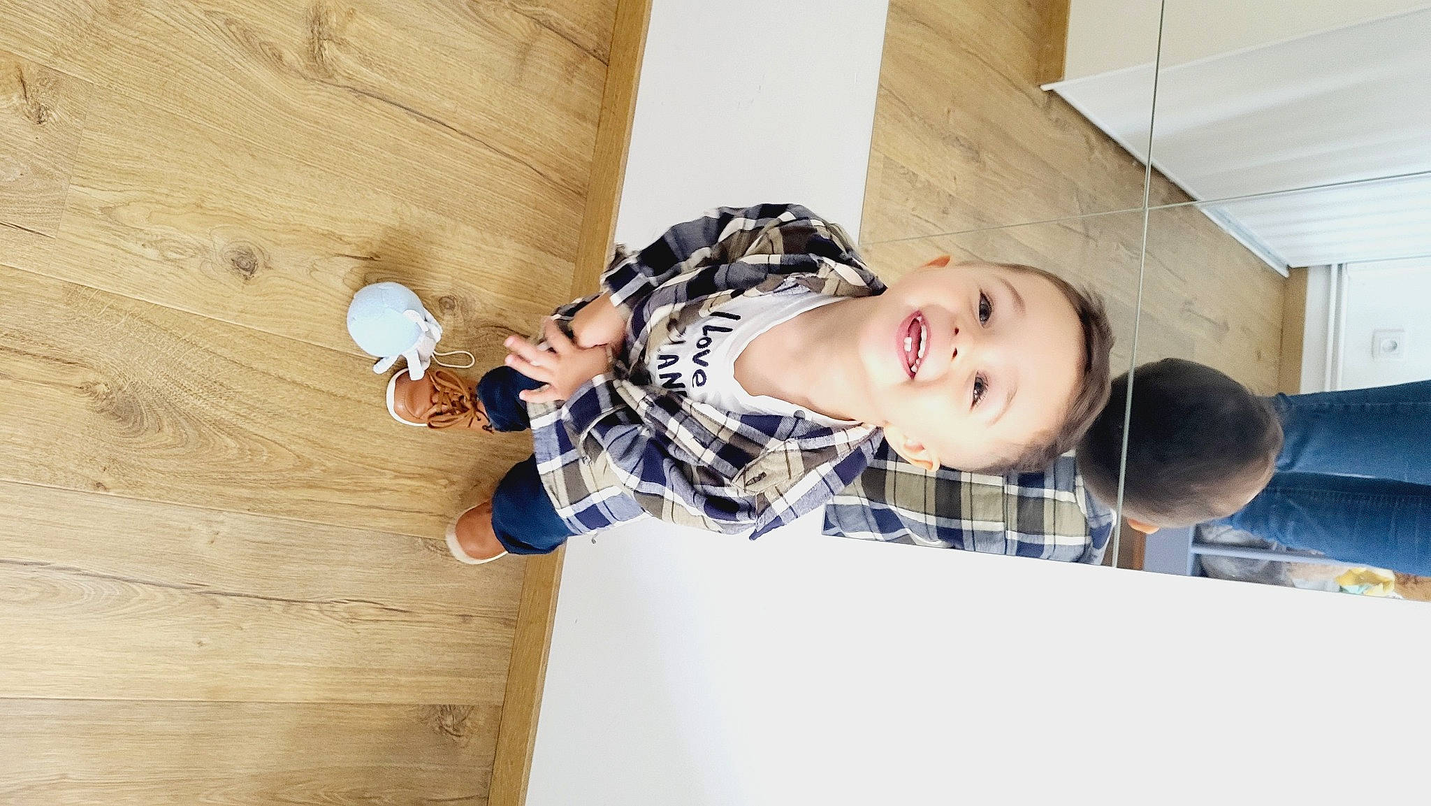 Andgel participe au concours pour gagner de l'argent avec cette photo : door, elbow, eyewear, flooring, fun, happy, hardwood, human_leg, joy, knee, pattern, person, plywood, room, sitting, sleeve, smile, t_shirt, thigh, toddler