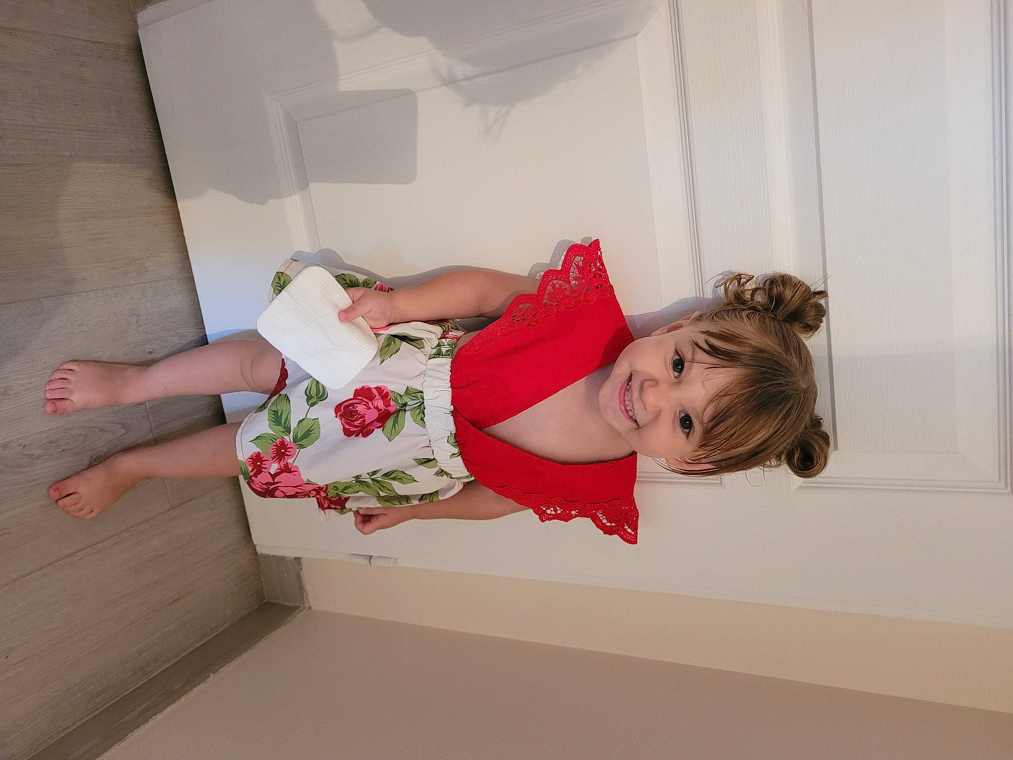 Cameron a rejoint le concours — aidez-le/la à gagner de superbes lots ! child, comfort, elbow, flooring, foot, fun, happy, human_leg, joint, joy, knee, magenta, person, plant, room, shoulder, sitting, skin, smile, thigh