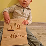 Raphaël a rejoint le concours — aidez-le/la à gagner de superbes lots ! baby, bodypart, clothing, face, finger, furniture, hand, hardwood, head, jeans, knitwear, pants, person, photography, plywood, portrait, sitting, sweater, text, wood