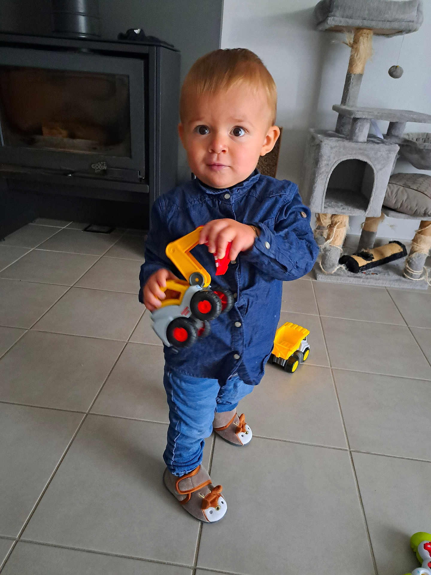 Raphaël a rejoint le concours — aidez-le/la à gagner de superbes lots ! baby, bodypart, clothing, coat, couch, face, finger, fireplace, footwear, furniture, hand, head, indoors, jeans, pants, person, photography, portrait, shoe, wood