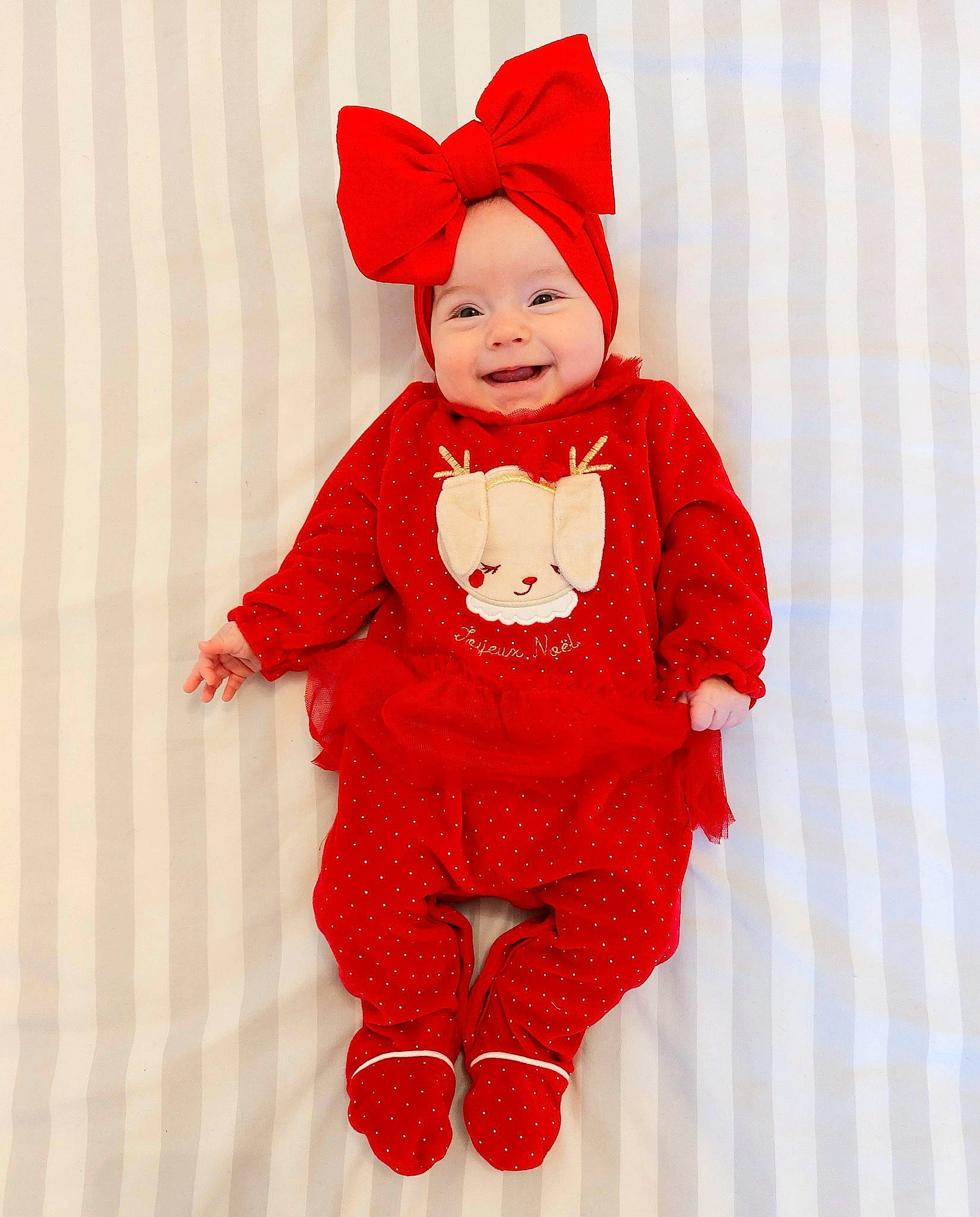 Gloria participe au concours pour gagner de l'argent avec cette photo : arm, baby, baby_toddler_clothing, carmine, costume, costume_hat, face, fur, hat, headgear, headwear, hood, human_body, joy, magenta, pattern, person, red, santa_claus, sleeve