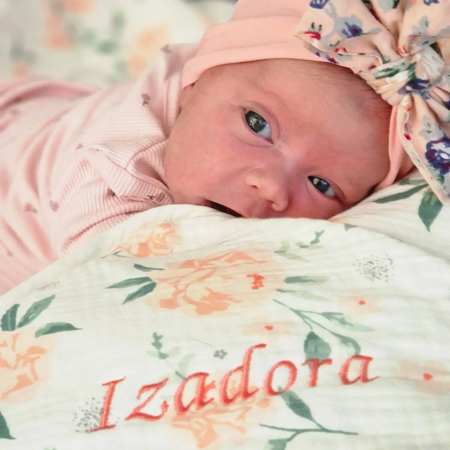 Izadora participe au concours pour gagner de l'argent avec cette photo : baby, baby_toddler_clothing, bedding, cheek, child, chin, comfort, eye, grass, happy, hat, linens, pattern, peach, person, portrait_photography, room, skin, sleeve, toddler