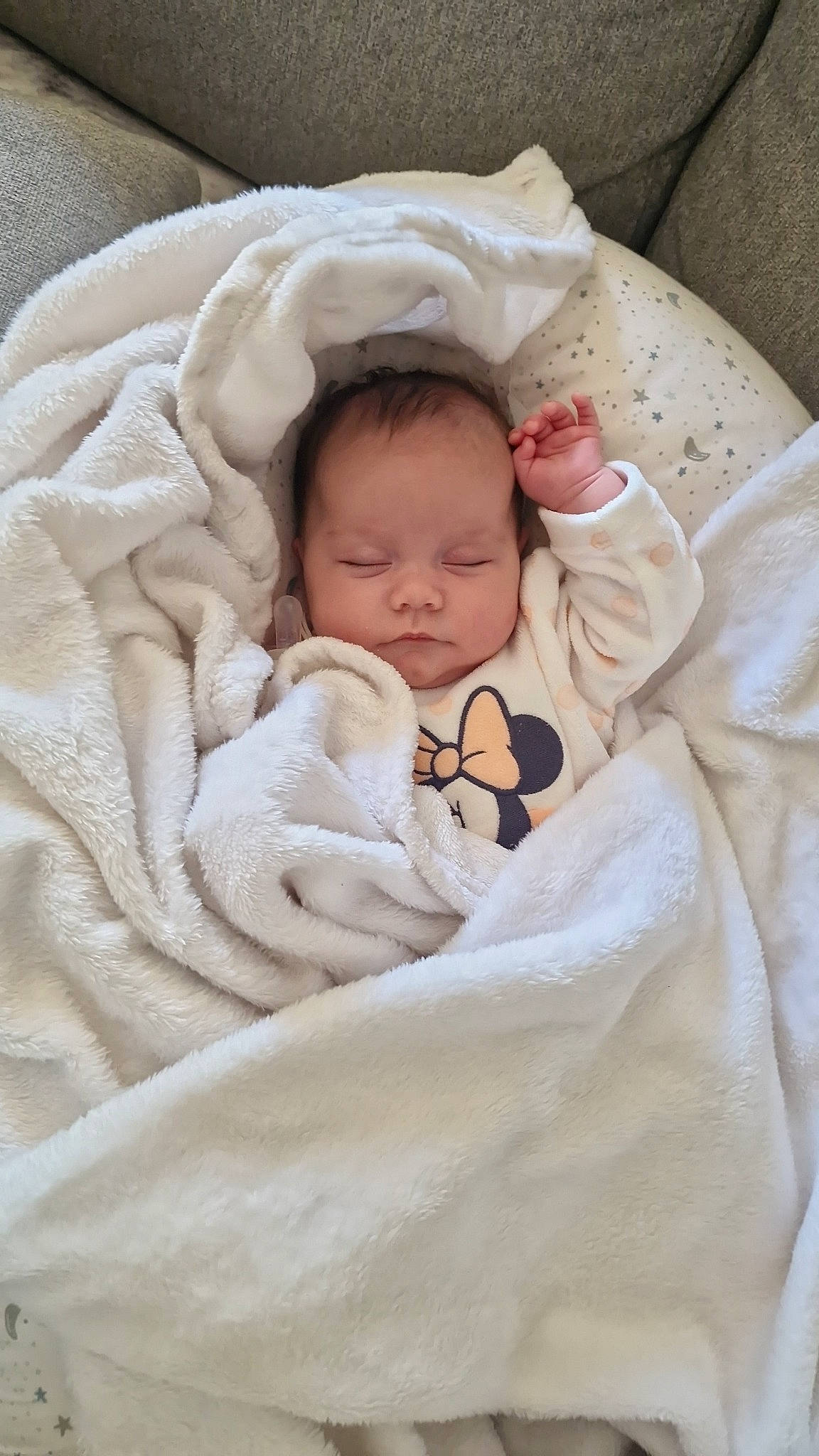 Izadora a rejoint le concours — aidez-le/la à gagner de superbes lots ! baby, baby_products, baby_safety, baby_sleeping, baby_toddler_clothing, bedding, bedtime, cheek, child, comfort, face, fur, hand, head, linens, nap, person, sleep, sleeve, thumb