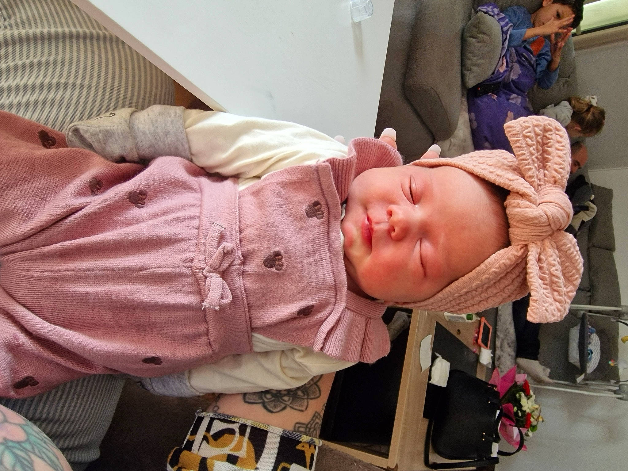 Izadora a rejoint le concours — aidez-le/la à gagner de superbes lots ! abdomen, baby, child, comfort, eyelash, eyewear, fashion_accessory, flesh, fun, happy, hat, person, pink, room, sitting, toddler