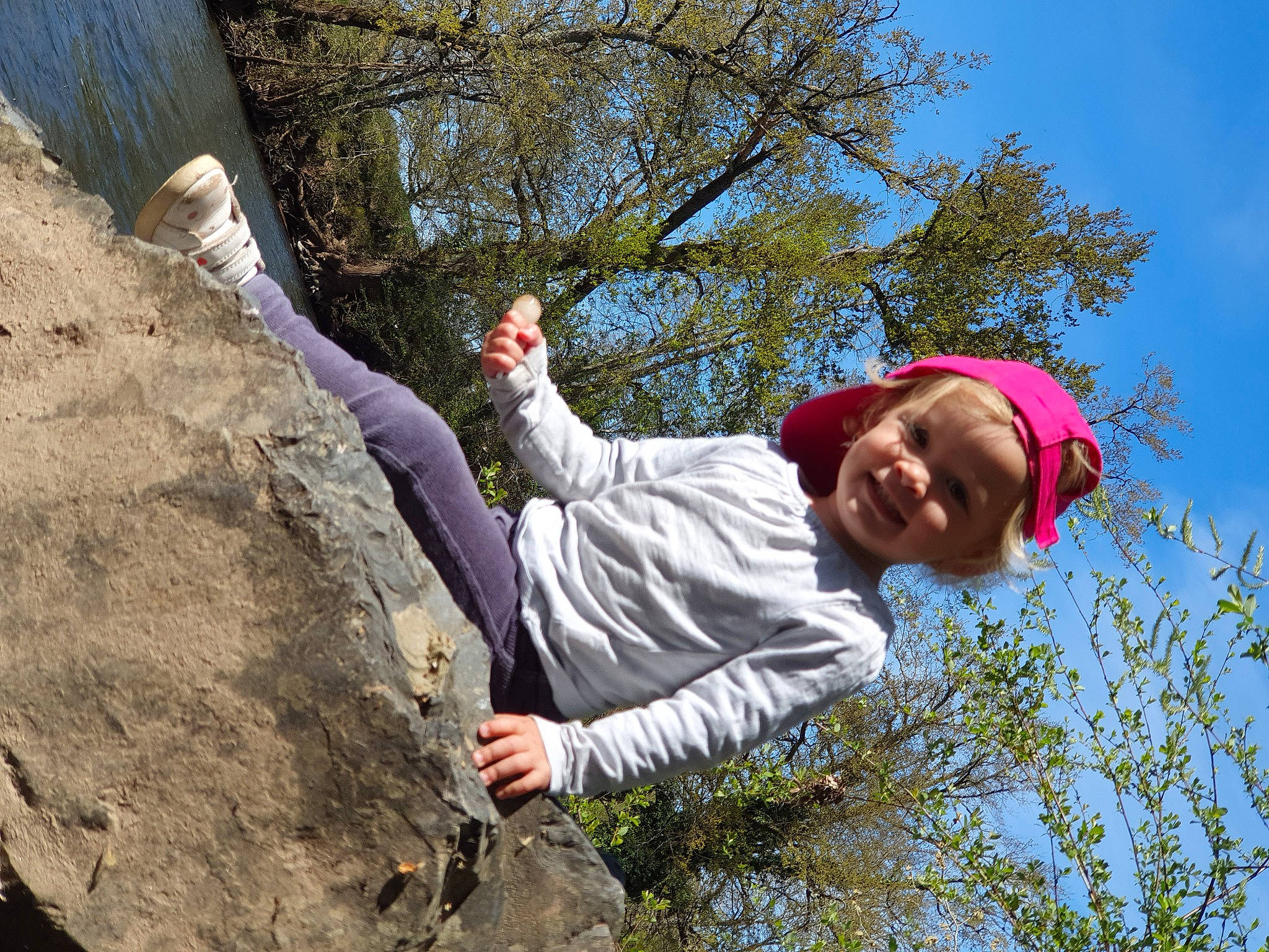 Octavia participe au concours pour gagner de l'argent avec cette photo : adventure, bedrock, bouldering, branch, climbing, fun, happy, hat, headwear, joy, leisure, organism, people_in_nature, person, plant, recreation, rock_climbing_equipment, sky, smile, sport_climbing