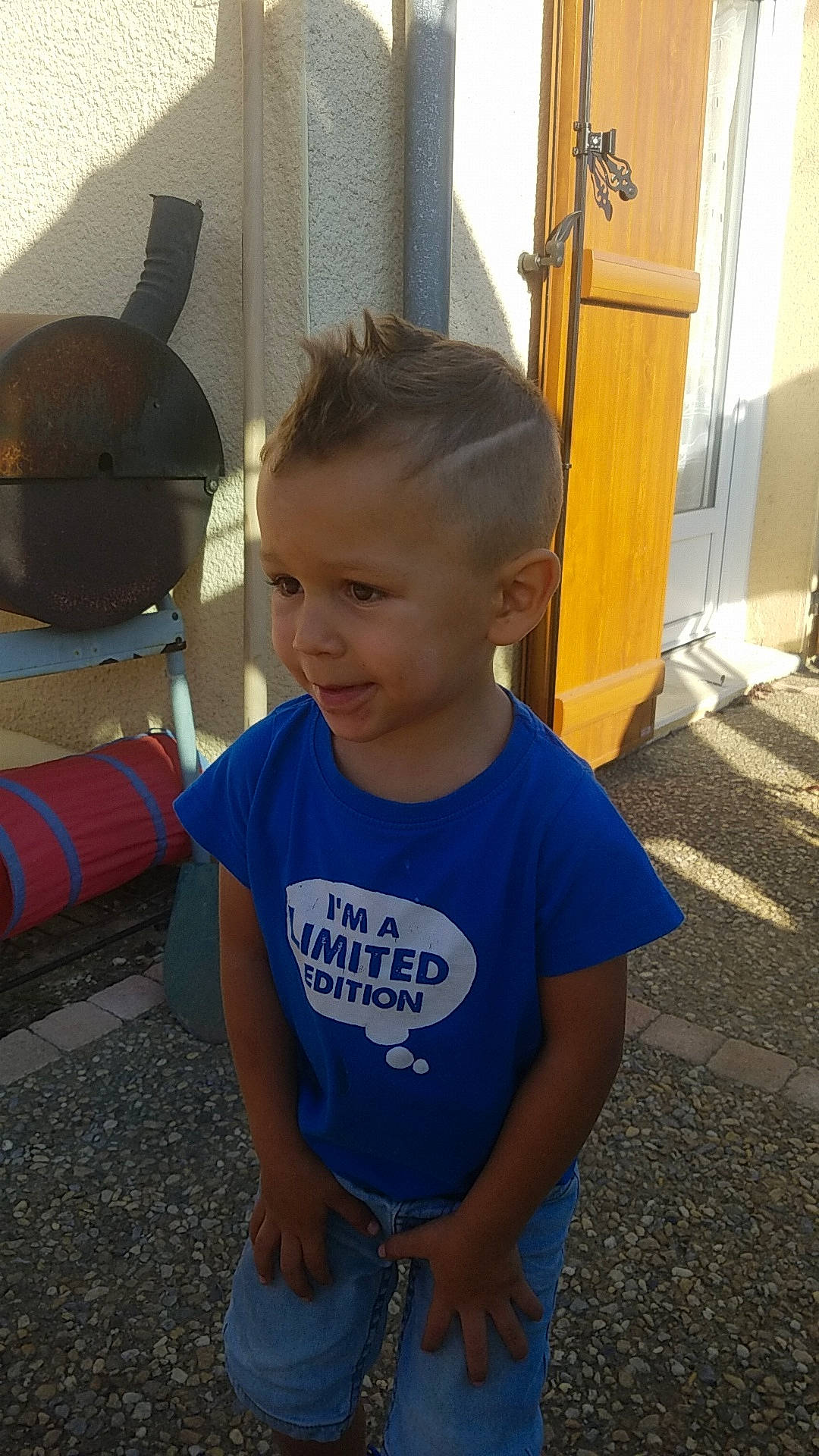 Matizio a rejoint le concours — aidez-le/la à gagner de superbes lots ! child, fun, male, person, smile, t_shirt, toddler, vacation