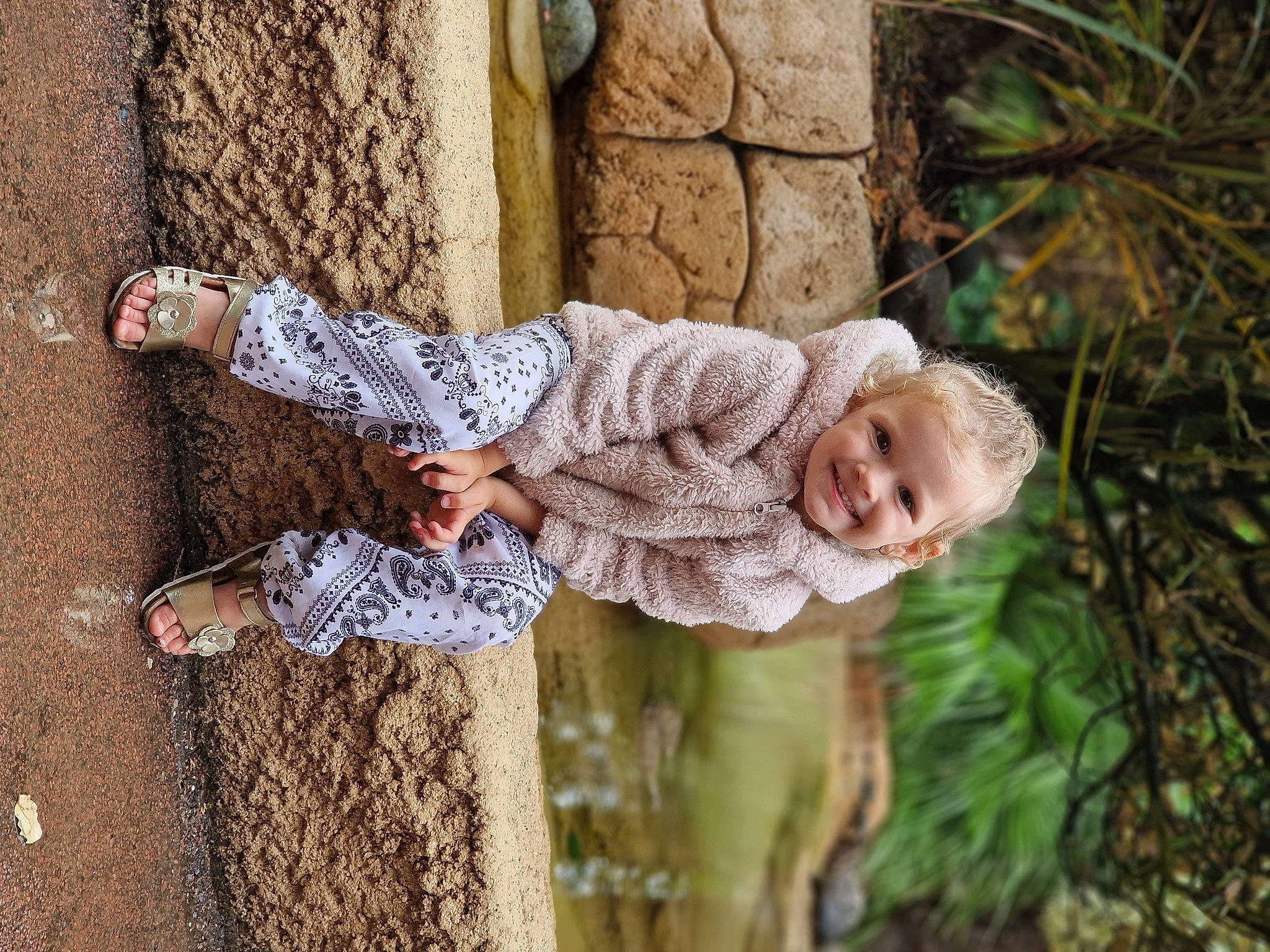Octavia participe au concours pour gagner de l'argent avec cette photo : baby, baby_toddler_clothing, child, clothing, fun, grass, happy, jacket, joy, leisure, pattern, people_in_nature, person, plant, portrait_photography, sitting, toddler, tree, wood