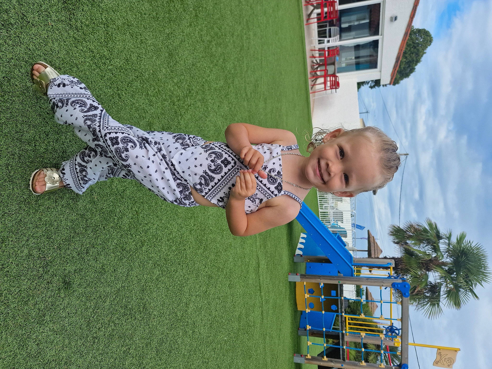 Octavia participe au concours pour gagner de l'argent avec cette photo : building, child, cloud, fun, grass, house, human_settlement, joy, landscape, leisure, people_in_nature, person, play, property, public_space, recreation, sky, t_shirt, toddler, travel