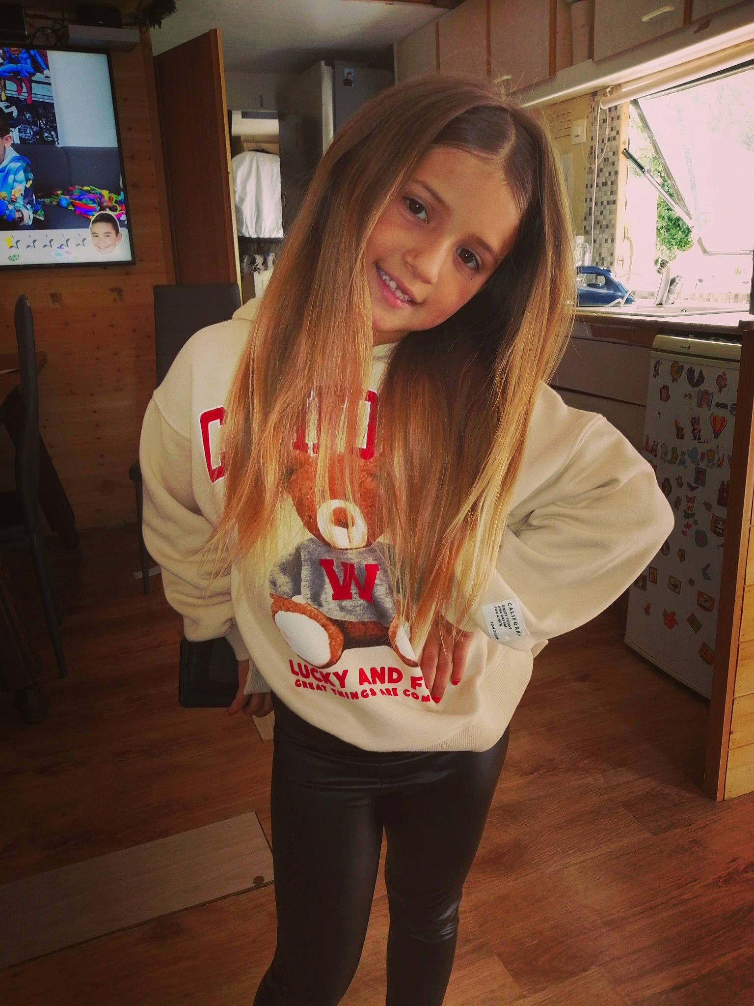 Shelsea a rejoint le concours — aidez-le/la à gagner de superbes lots ! black_hair, blurred, fashion_design, flooring, fun, hairstyle, happy, jaw, joy, layered_hair, lip, person, shoulder, sleeve, smile, sportswear, standing, street_fashion, t_shirt, thigh