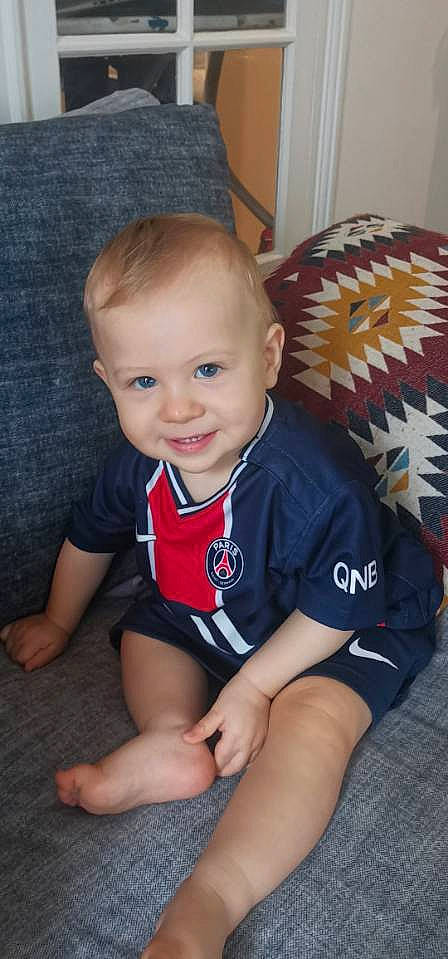 Sevan participe au concours pour gagner de l'argent avec cette photo : arm, baby_toddler_clothing, cheek, eye, face, finger, hairstyle, hand, happy, head, iris, joy, leg, mammal, muscle, organ, person, skin, sleeve, smile