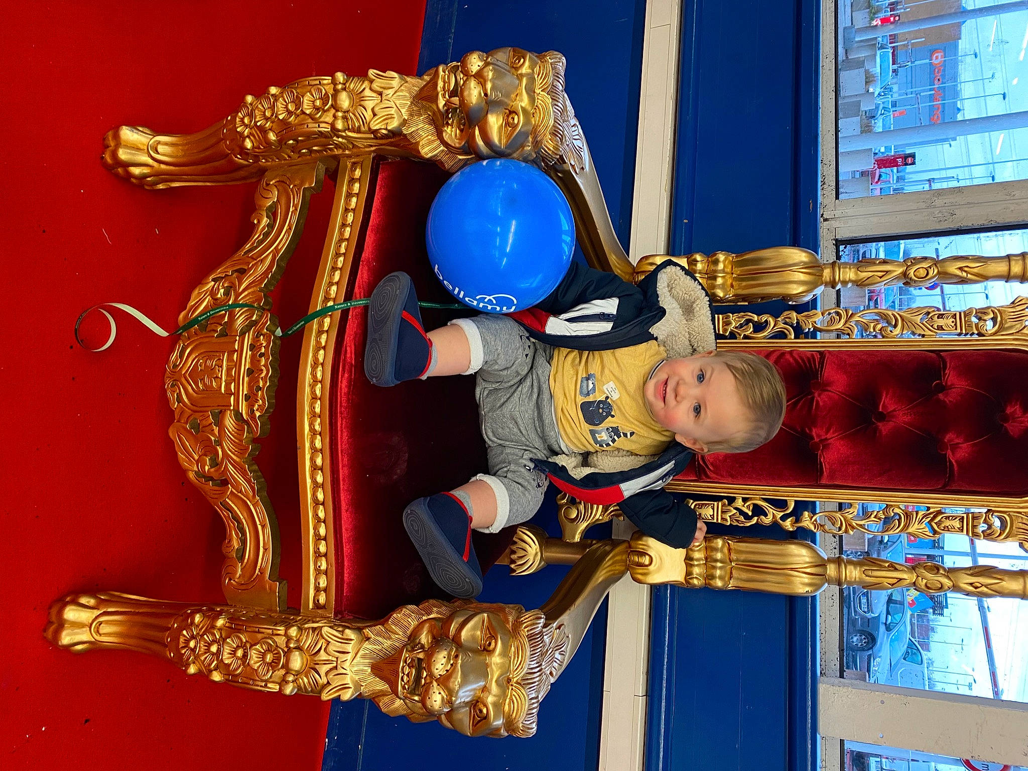 Sevan a rejoint le concours — aidez-le/la à gagner de superbes lots ! art, baby, blue, computer_monitor, display_device, fashion_accessory, fun, human_body, jewellery, joy, led_backlit_lcd_display, leisure, metal, person, sculpture, television, toddler, world