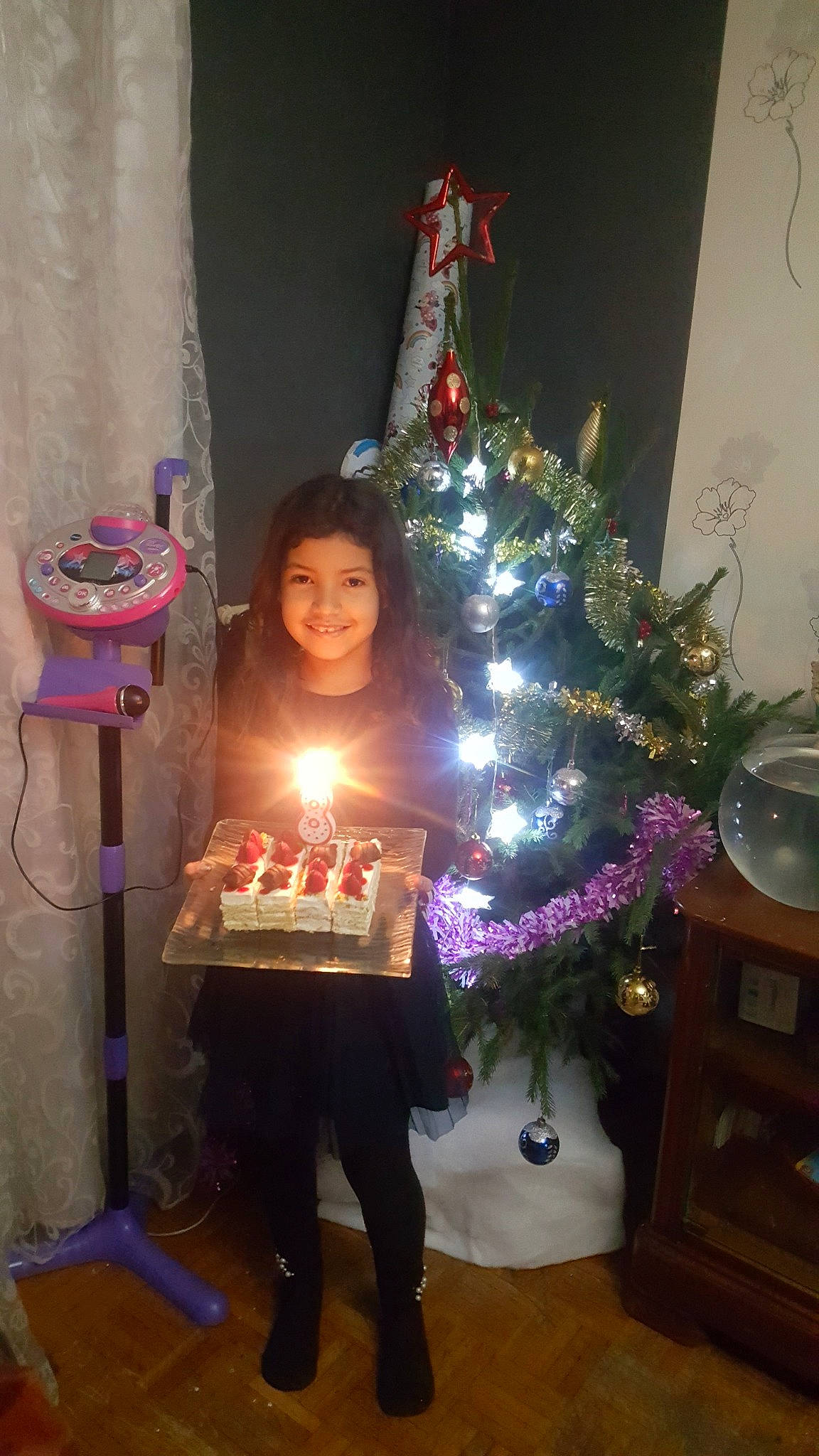 Mimi participe au concours pour gagner de l'argent avec cette photo : christmas, christmas_decoration, christmas_eve, christmas_tree, event, holiday, interior_design, joy, person