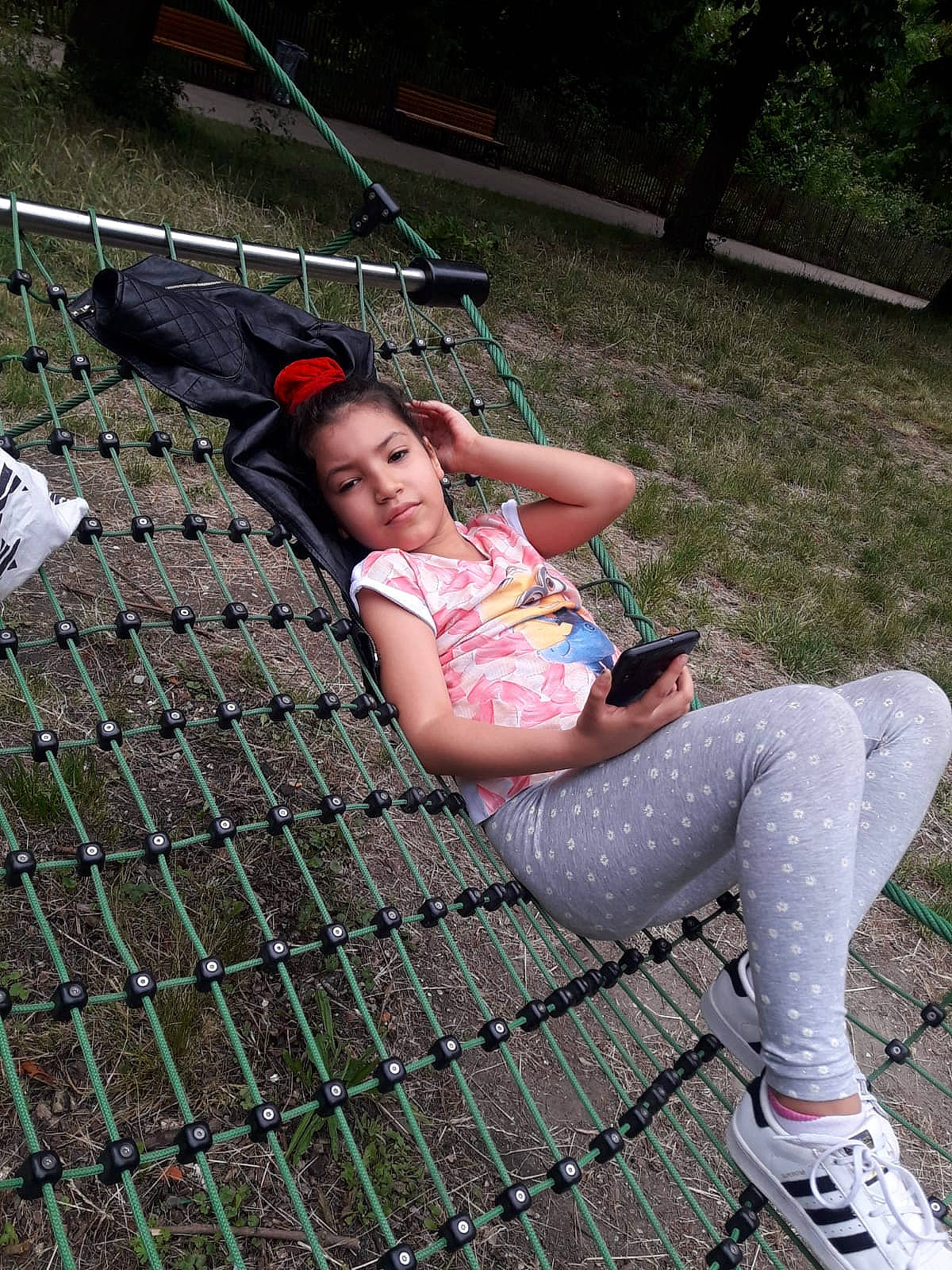 Mimi participe au concours pour gagner de l'argent avec cette photo : leisure, outdoor_play_equipment, person, swing