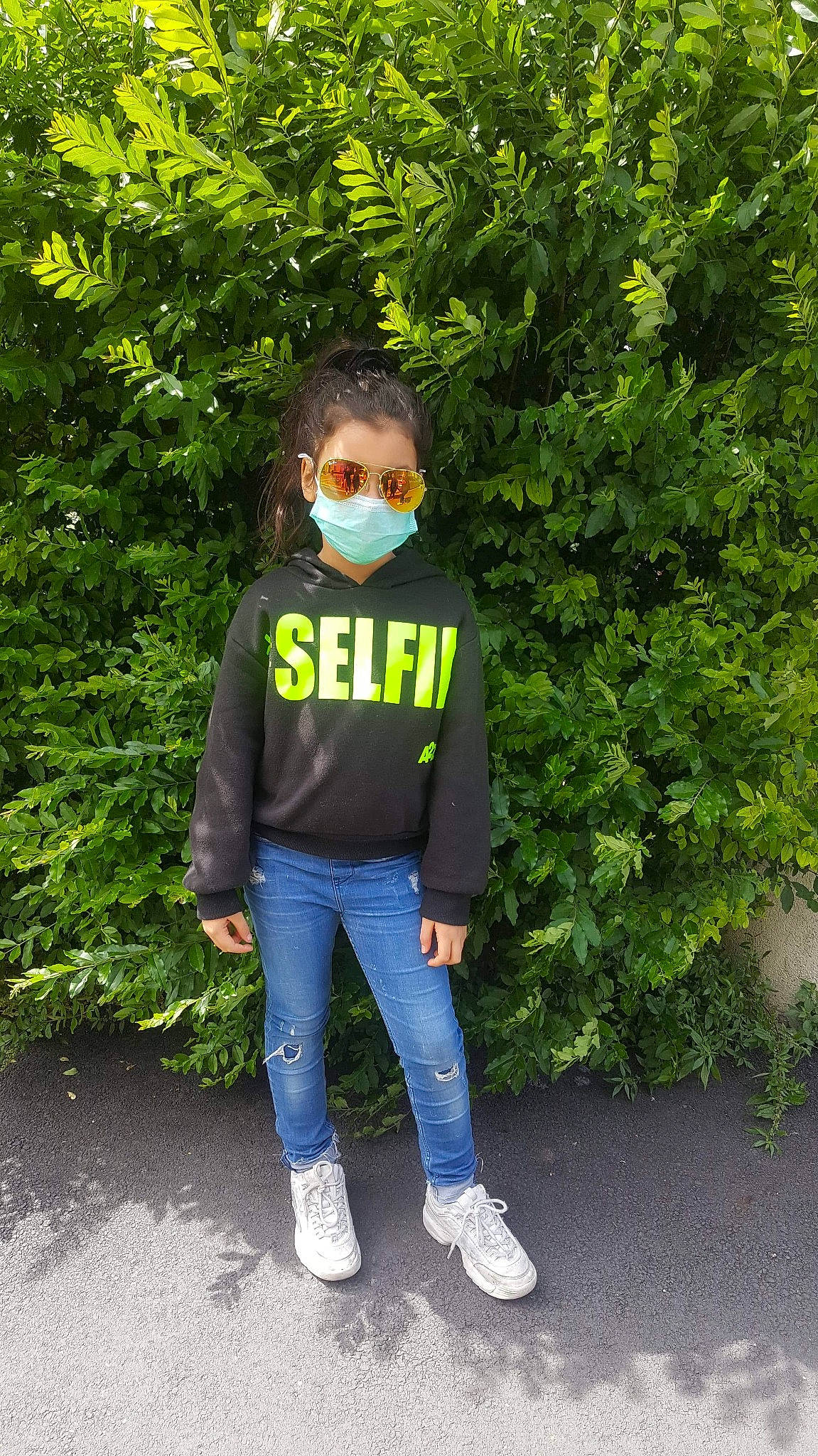 Meriem participe au concours pour gagner de l'argent avec cette photo : black_hair, denim, footwear, grass, green, jacket, jeans, outerwear, person, plant, shoe, standing, t_shirt, top, tree, trousers, walking