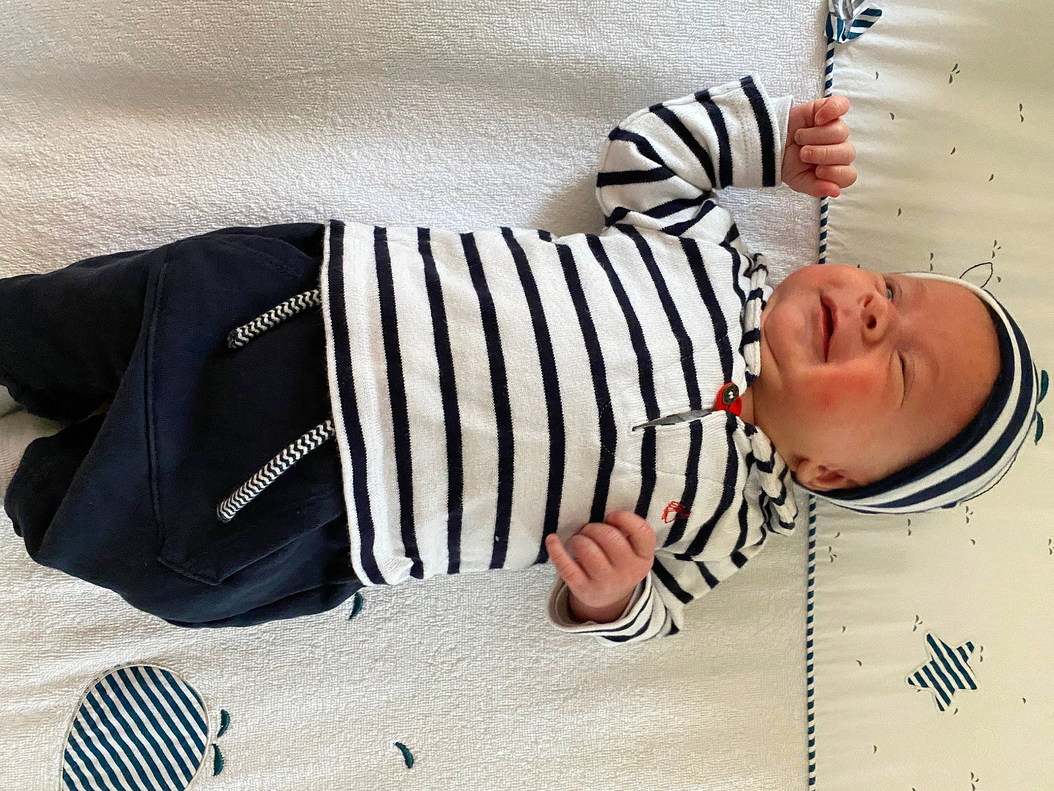 Louis participe au concours pour gagner de l'argent avec cette photo : baby, baby_products, baby_safety, baby_sleeping, baby_toddler_clothing, carmine, child, comfort, elbow, font, happy, headgear, linens, pattern, person, product, sleeve, smile, textile, toddler