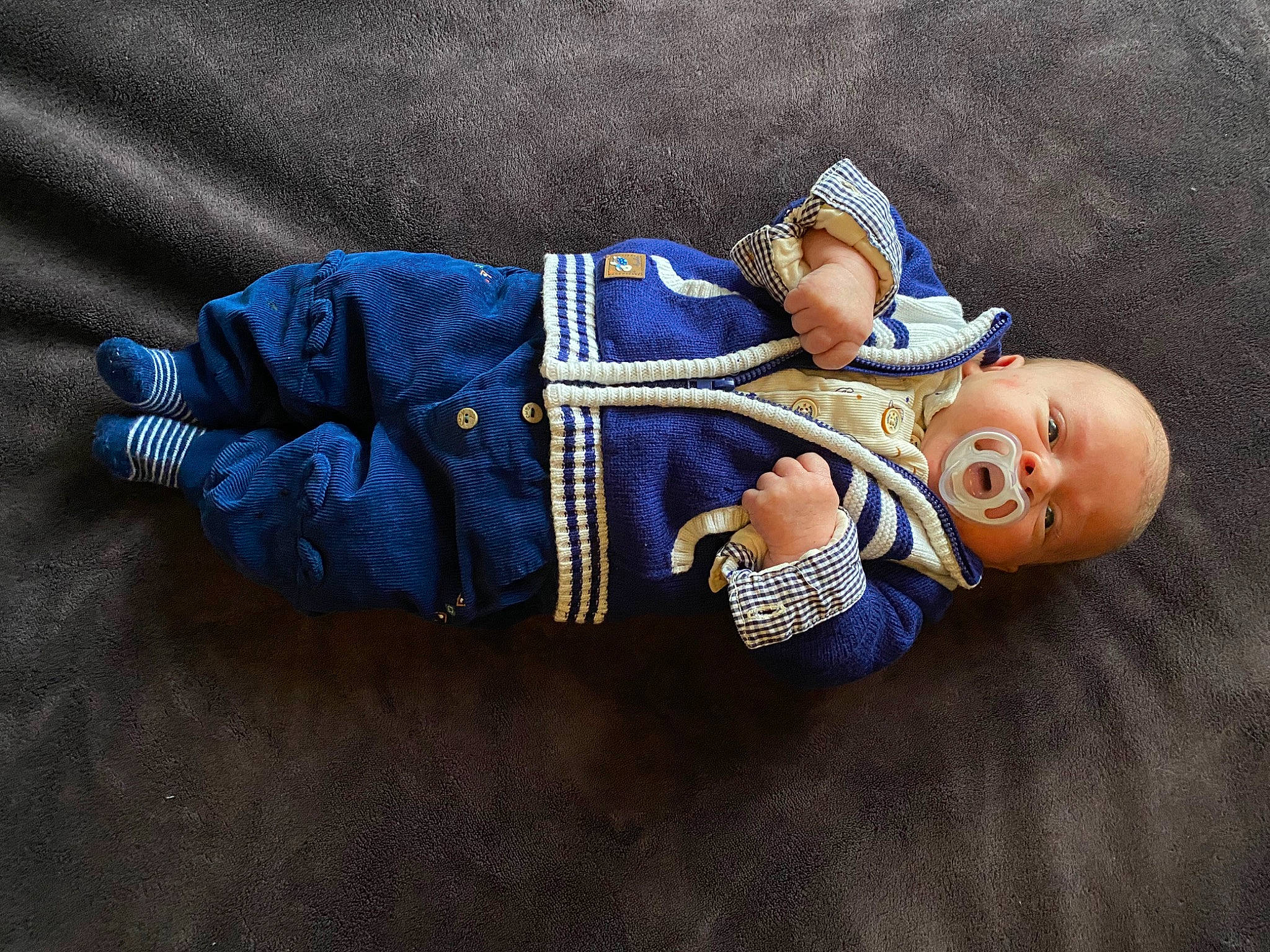 Louis participe au concours pour gagner de l'argent avec cette photo : baby, baby_products, baby_sleeping, baby_toddler_clothing, child, comfort, costume_hat, denim, electric_blue, fashion_accessory, fun, happy, hat, headgear, human_body, person, sitting, sleeve, sun_hat, toddler