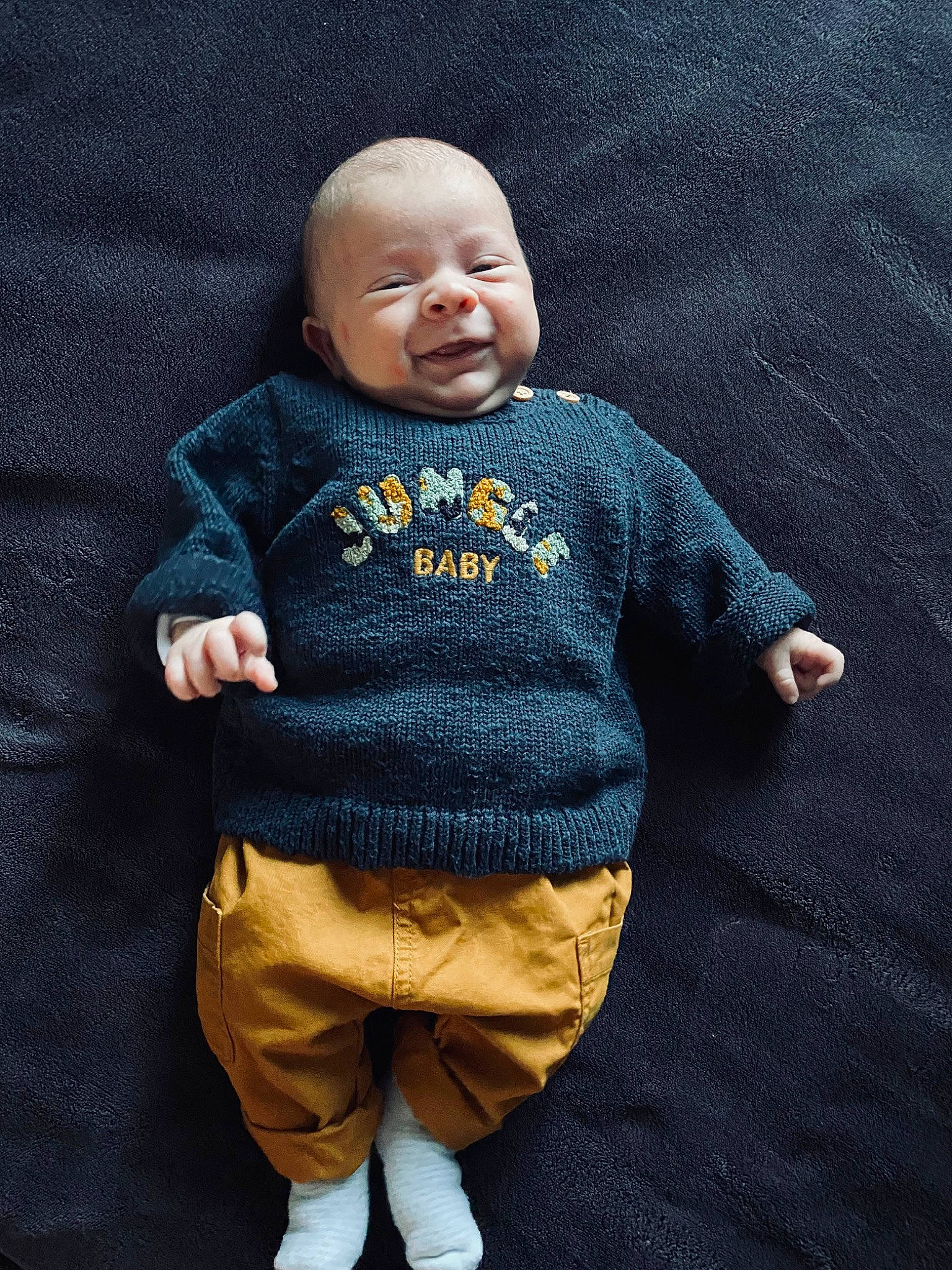 Louis a rejoint le concours — aidez-le/la à gagner de superbes lots ! baby, baby_toddler_clothing, cheek, child, denim, electric_blue, face, fur, grey, head, pattern, person, sitting, sleeve, t_shirt, textile, toddler, toy, wood, wool
