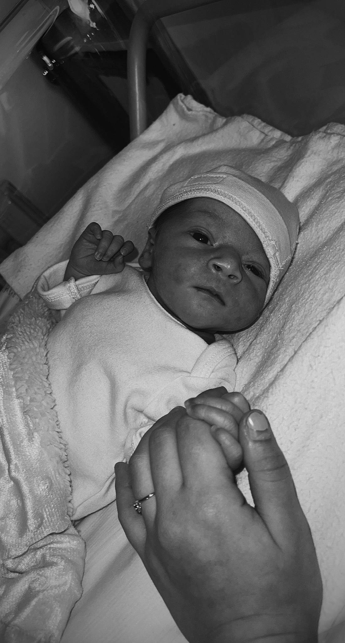 Aliya participe au concours pour gagner de l'argent avec cette photo : baby, black, child, comfort, eye, finger, gesture, happy, headwear, human, linens, monochrome, monochrome_photography, mouth, person, skin, stock_photography, style, textile, thumb