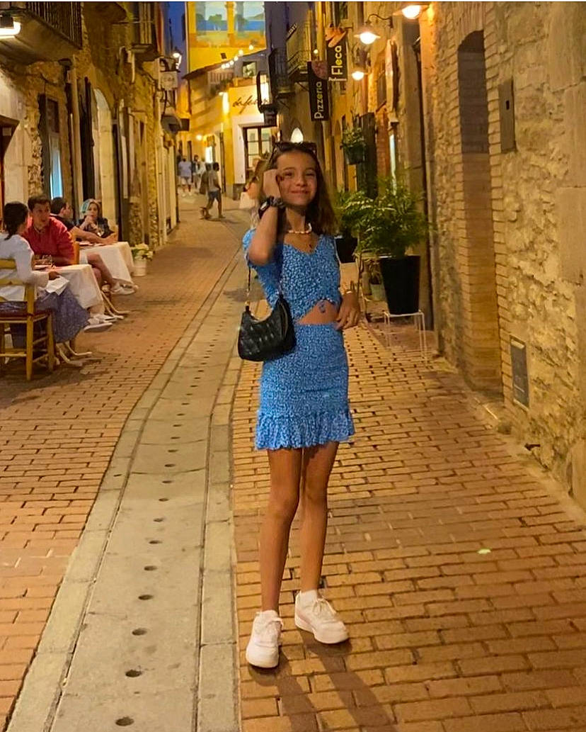 Juliette participe au concours pour gagner de l'argent avec cette photo : azure, bag, chair, city, electric_blue, flooring, footwear, handbag, joy, leisure, luggage_and_bags, person, plant, road, road_surface, shoe, sidewalk, street_fashion, temple, thigh