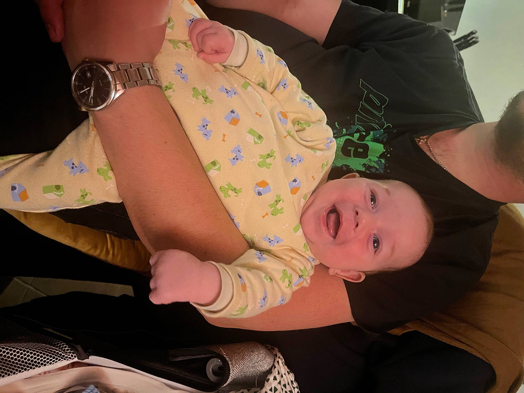 Maxence a rejoint le concours — aidez-le/la à gagner de superbes lots ! arm, chest, comfort, elbow, finger, gesture, hand, hat, human_body, joint, leg, mouth, nail, person, skin, sleeve, smile, thigh, trunk, watch