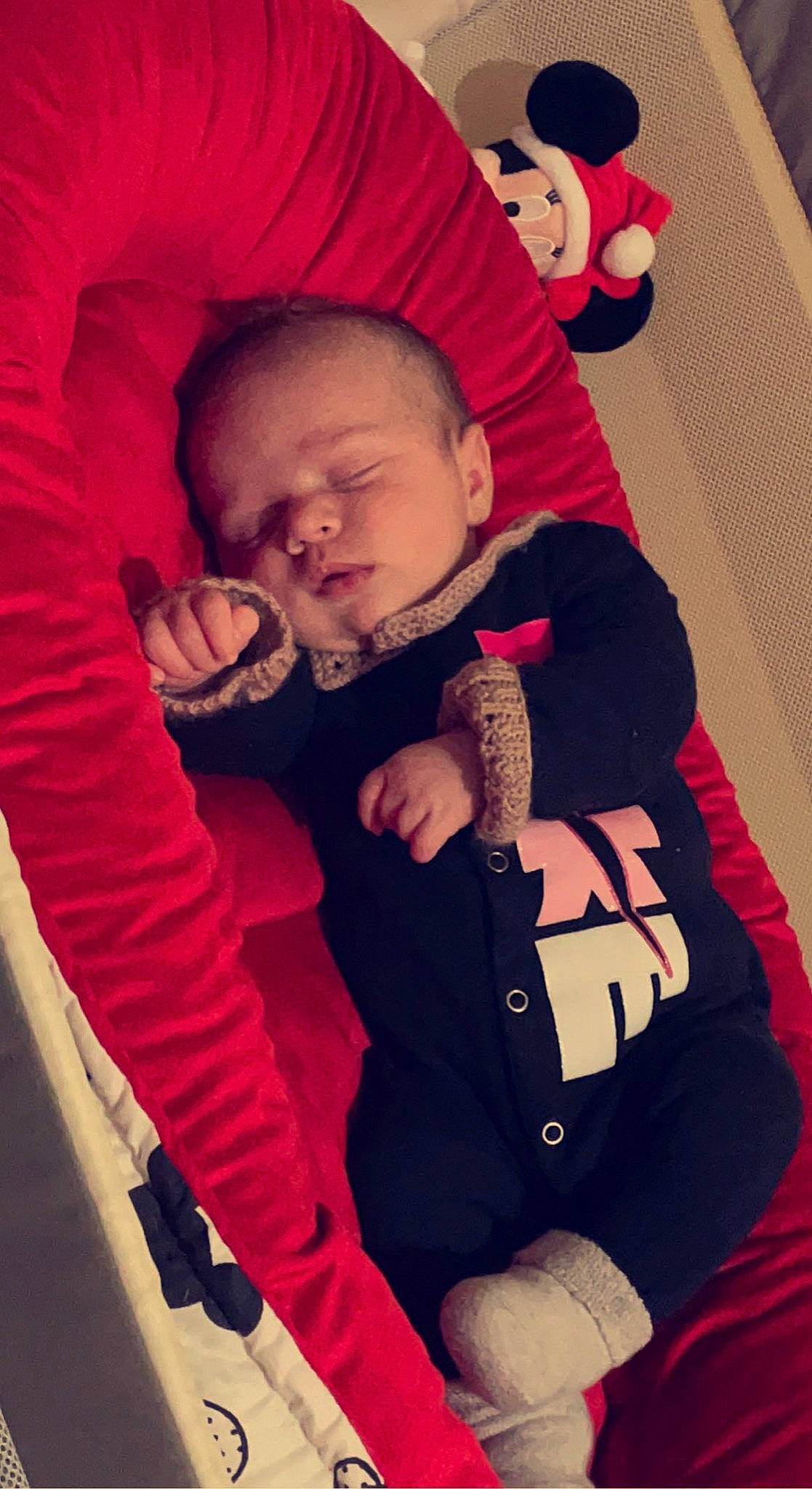 Sherryl a rejoint le concours — aidez-le/la à gagner de superbes lots ! baby, baby_toddler_clothing, carmine, child, cloud, comfort, fun, fur, gesture, happy, interaction, lap, love, magenta, person, pink, red, sitting, sleeve, t_shirt