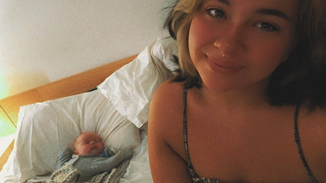 Evie is registered to the contest to win money with this photo: chin, comfort, elbow, eye, eyebrow, eyelash, face, gesture, hair, hairstyle, happy, iris, jaw, joy, lip, mouth, neck, nose, person, shoulder