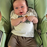 Ezio a rejoint le concours — aidez-le/la à gagner de superbes lots ! baby, infant, smiling, child, tshirt, shorts, seat, baby_chair, cushion, happy, cute, comfort, indoor, person, young_child, clothing, face, skin, sitting, expression