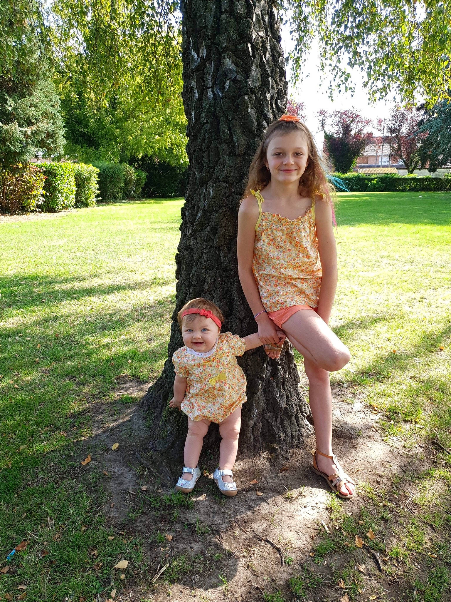 Julya participe au concours pour gagner de l'argent avec cette photo : barefoot, botany, child, dress, fawn, garden, grass, grass_family, green, joy, leaf, leg, people, person, photograph, photography, plant, spring, summer, toddler