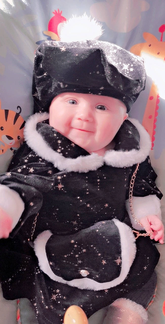 Ines a rejoint le concours — aidez-le/la à gagner de superbes lots ! baby, baby_toddler_clothing, cap, cheek, child, eye, face, freezing, fun, happy, hat, head, headwear, pattern, person, pink, skin, sleeve, smile, snow