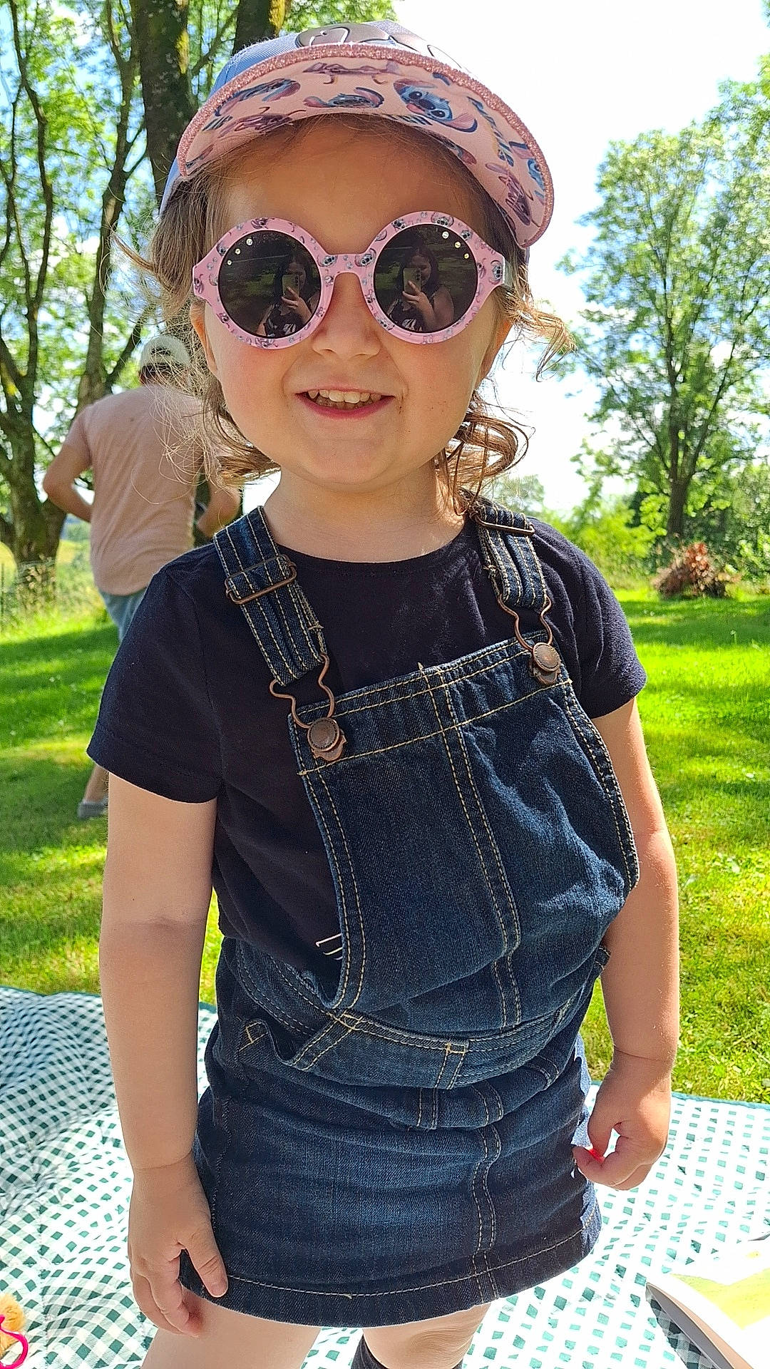 Ines participe au concours pour gagner de l'argent avec cette photo : accessories, adult, baby, cap, clothing, face, female, glasses, grass, hat, head, jeans, pants, person, photography, plant, portrait, sunglasses, vest, woman