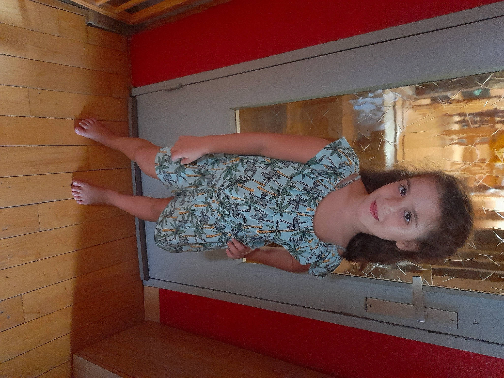 Tahira a rejoint le concours — aidez-le/la à gagner de superbes lots ! baby_toddler_clothing, child, comfort, flesh, floor, flooring, fun, hardwood, human_leg, joy, knee, magenta, pattern, person, room, smile, thigh, toddler, wood