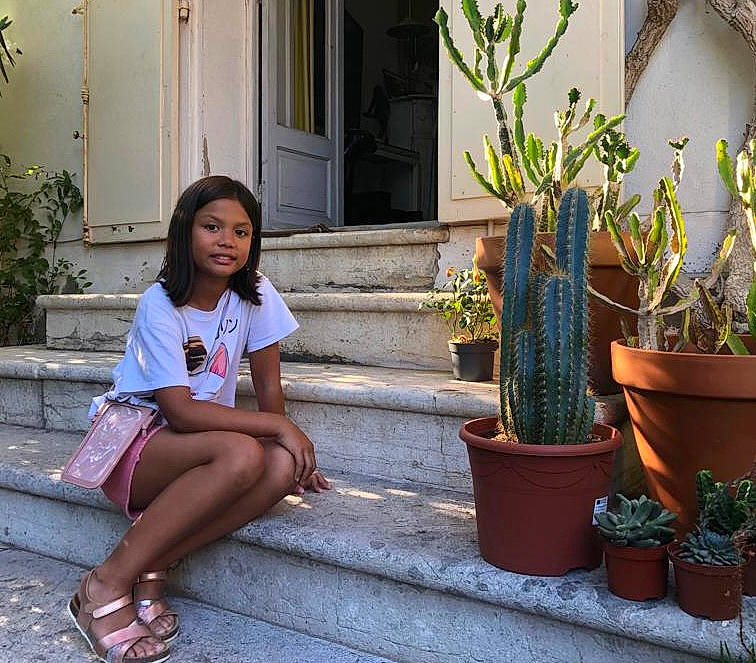 Jill participe au concours pour gagner de l'argent avec cette photo : black_hair, brown_hair, denim, door, electric_blue, flowerpot, foot, grass, houseplant, human_leg, knee, leisure, long_hair, person, plant, sidewalk, sitting, standing, street_fashion, thigh