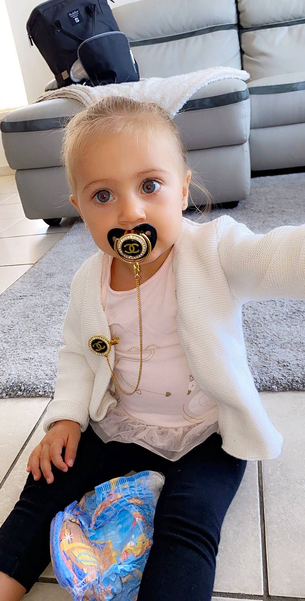 Giuliana a rejoint le concours — aidez-le/la à gagner de superbes lots ! baby, blazer, cheek, child, ear, glasses, jacket, jeans, outerwear, person, sleeve, toddler, top