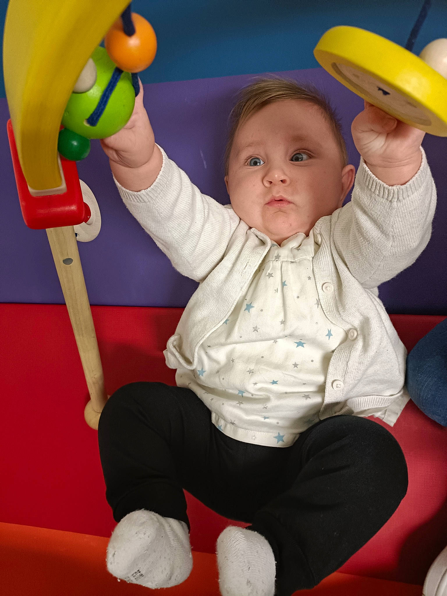 Zelina participe au concours pour gagner de l'argent avec cette photo : arm, baby, baby_toddler_clothing, child, facial_expression, finger, fun, happy, human_body, leisure, nose, organ, party_supply, person, product, snapshot, sock, standing, thigh, toddler