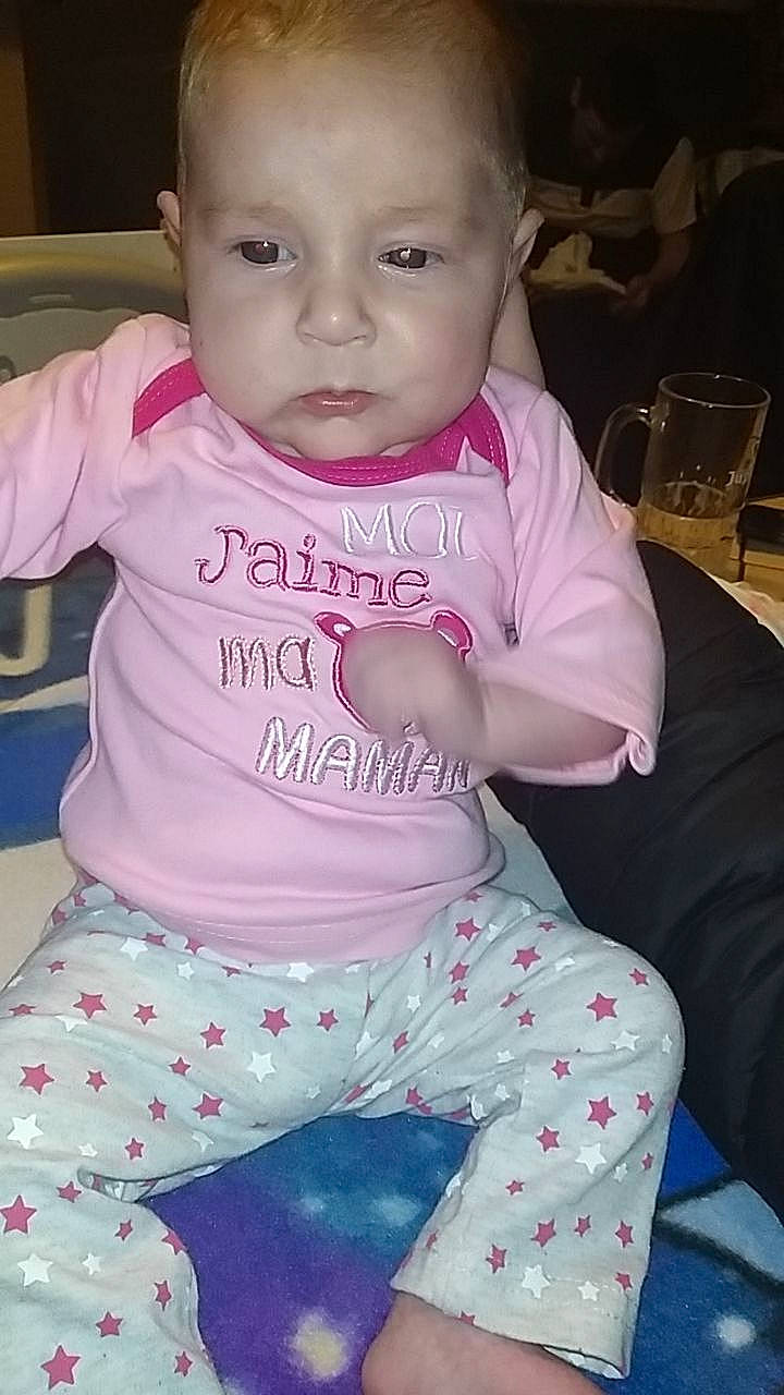 Zelina participe au concours pour gagner de l'argent avec cette photo : baby, baby_toddler_clothing, cheek, child, drinkware, eye, eyelash, face, facial_expression, finger, hairstyle, happy, head, lip, nose, person, pink, skin, sleeve, toddler