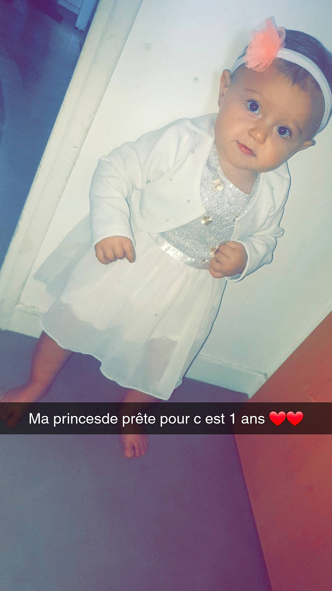 Louna a rejoint le concours — aidez-le/la à gagner de superbes lots ! advertising, baby, baby_products, baby_toddler_clothing, brand, cap, child, flash_photography, font, formal_wear, gesture, happy, magenta, pattern, peach, person, photo_caption, portrait_photography, room, sleeve