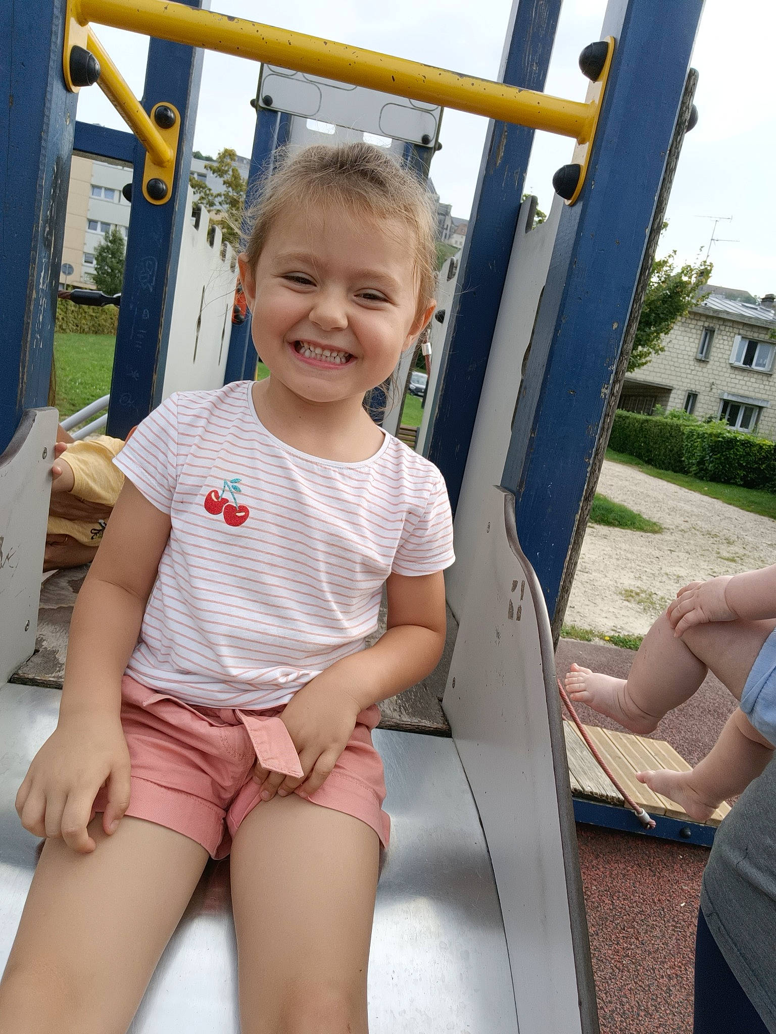 Louna participe au concours pour gagner de l'argent avec cette photo : baby_toddler_clothing, child, facial_expression, finger, fun, happy, human_leg, joy, knee, leisure, person, plant, recreation, skin, sky, smile, standing, summer, thigh, thumb