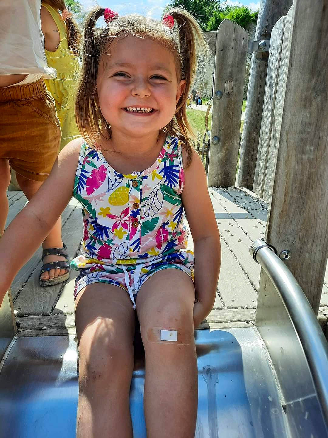 Louna participe au concours pour gagner de l'argent avec cette photo : child, eye, face, facial_expression, fun, hair, hairstyle, happy, head, headwear, human_body, human_leg, joy, leisure, person, recreation, shorts, skin, smile, swimwear