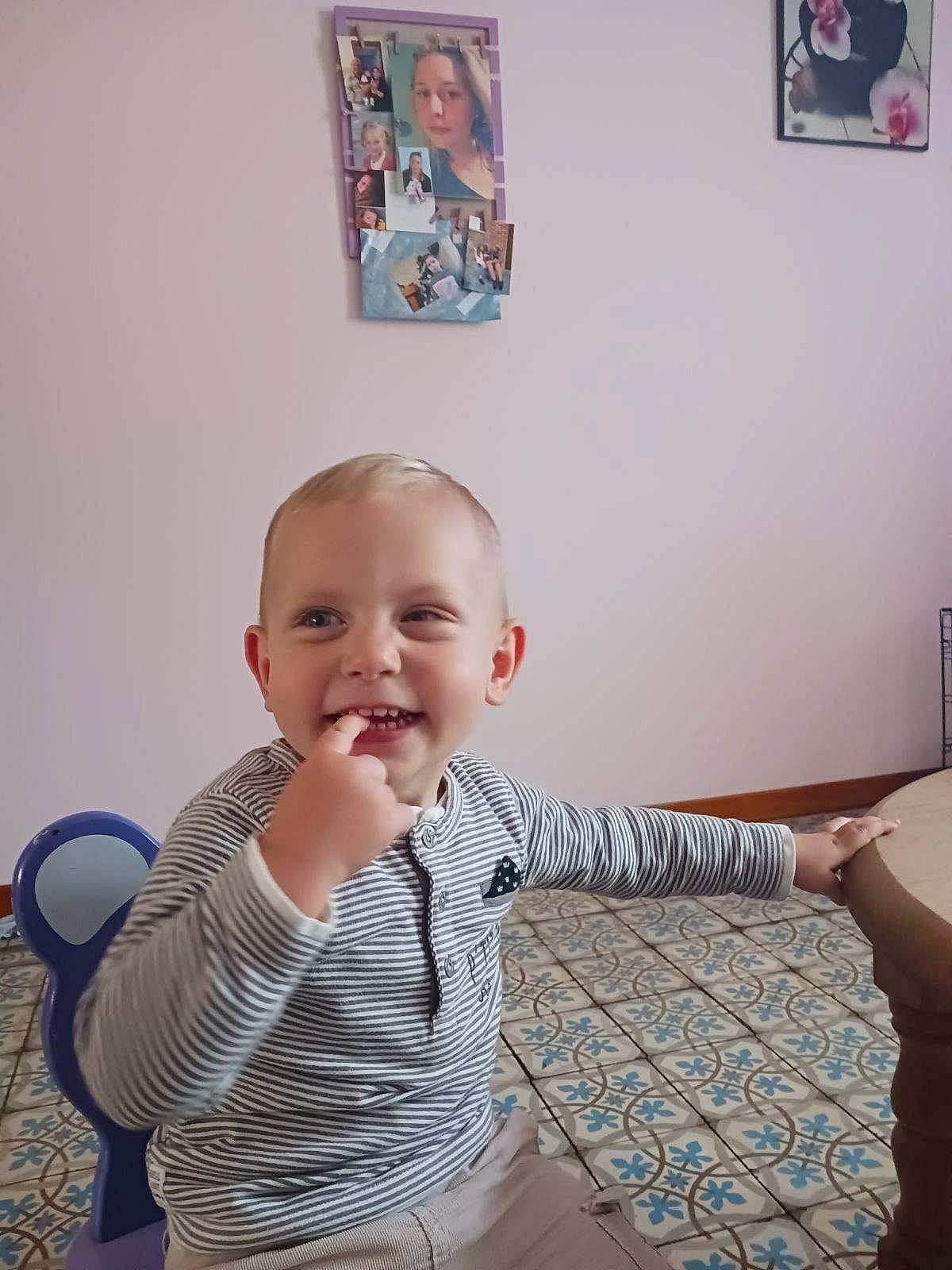 Nael a rejoint le concours — aidez-le/la à gagner de superbes lots ! baby, baby_toddler_clothing, child, comfort, flooring, fun, happy, joy, linens, mechanical_fan, pattern, person, picture_frame, room, shoulder, sitting, sleeve, smile, t_shirt, thumb