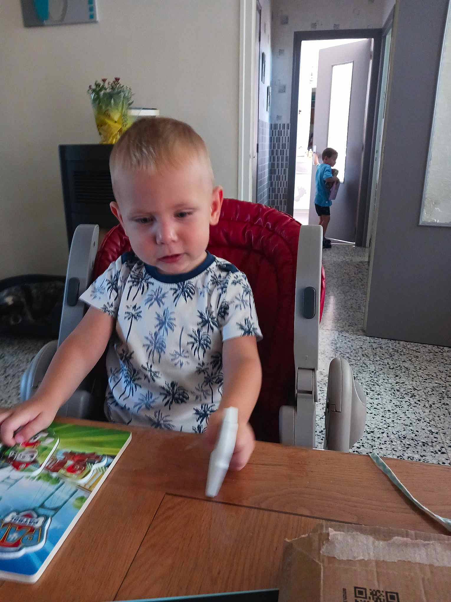 Nael a rejoint le concours — aidez-le/la à gagner de superbes lots ! baby, baby_toddler_clothing, chair, child, desk, door, electronic_device, flooring, fun, furniture, hardwood, houseplant, person, plant, sitting, t_shirt, table, toddler, varnish, wood