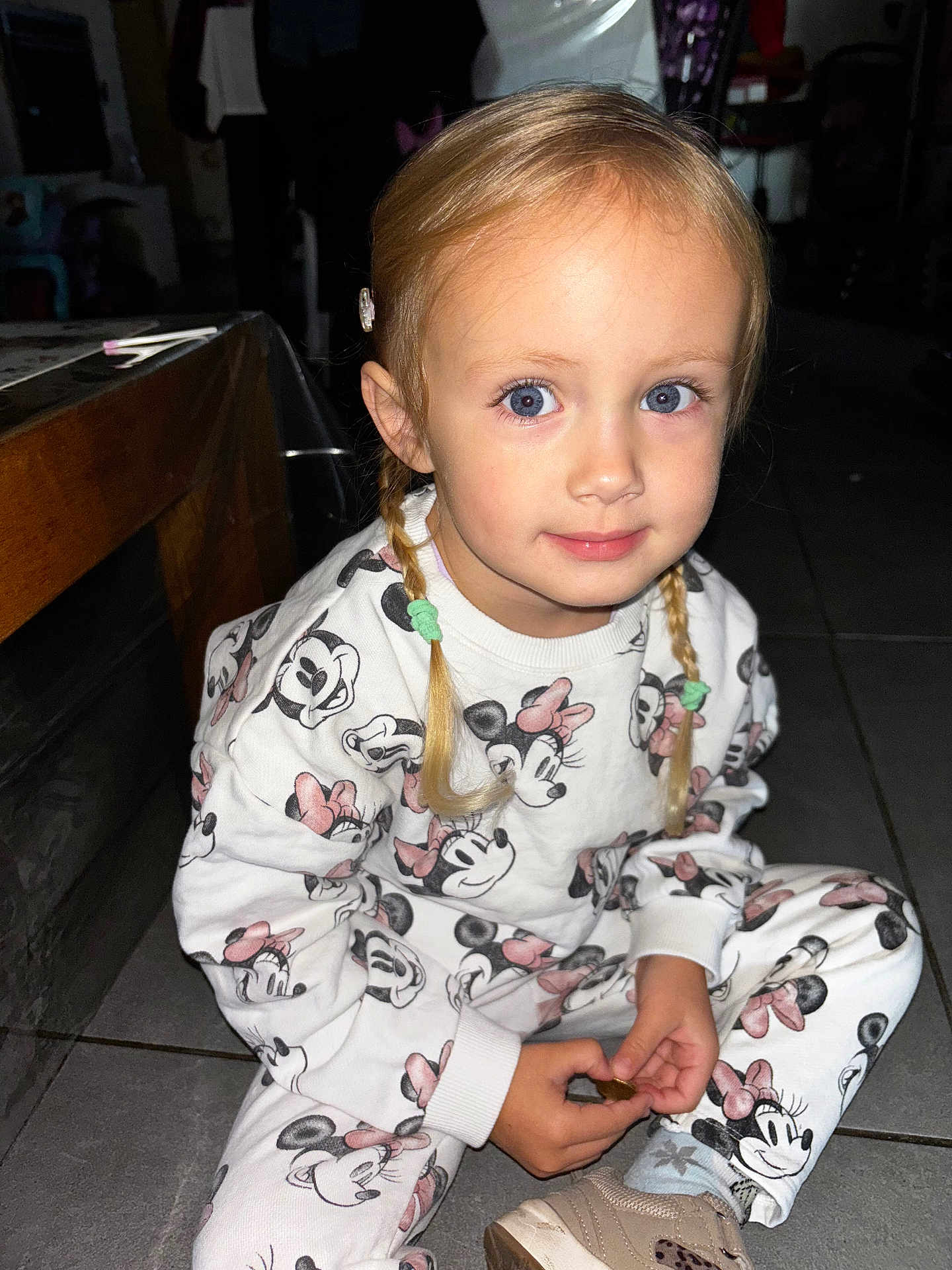 Azély a rejoint le concours — aidez-le/la à gagner de superbes lots ! blonde_hair, blue_eyes, braids, cartoon_print, casual_clothing, child, cute, flash, floor, girl, indoor, minnie_mouse, pants, portrait, sitting, smiling, sneakers, sweatshirt, tile_floor, young_child
