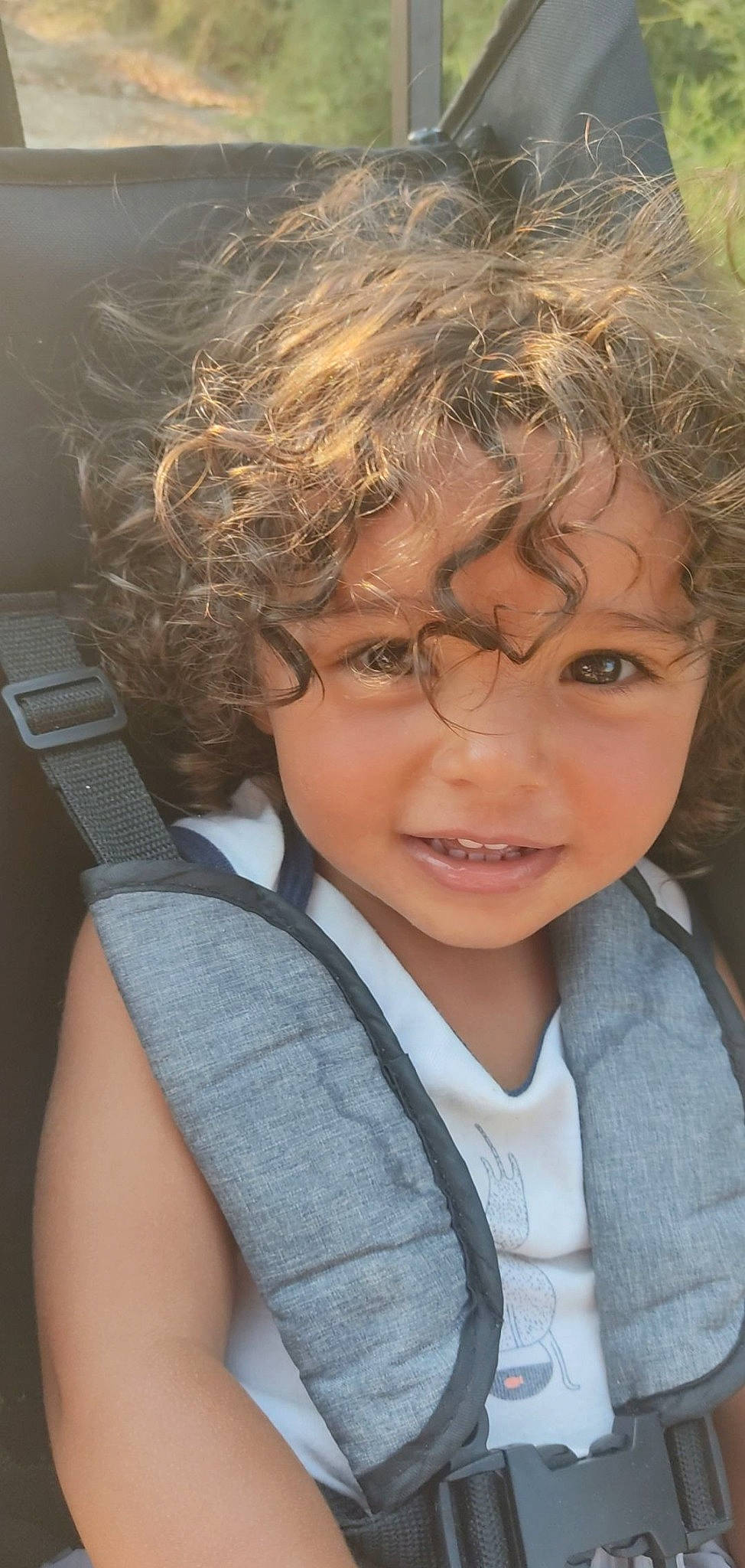 Zayn participe au concours pour gagner de l'argent avec cette photo : cheek, chin, clothing, eye, eyebrow, eyelash, forehead, glasses, happy, human_body, iris, jaw, lip, neck, nose, person, plant, shoulder, skin, smile