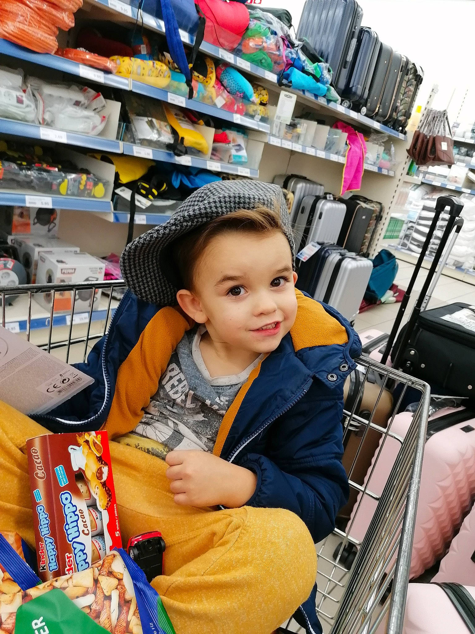 Emris a rejoint le concours — aidez-le/la à gagner de superbes lots ! customer, person, retail, selling, service, shopping, smile, snapshot, supermarket, tourism, vacation