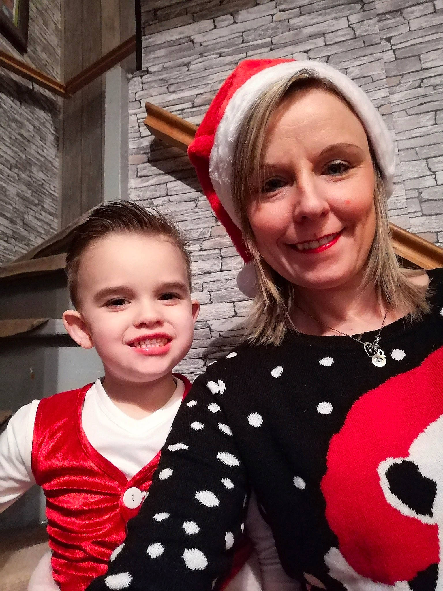 Emris participe au concours pour gagner de l'argent avec cette photo : child, christmas_eve, costume, daughter, design, ear, fun, happy, joy, pattern, people, person, polka_dot, red, smile, toddler