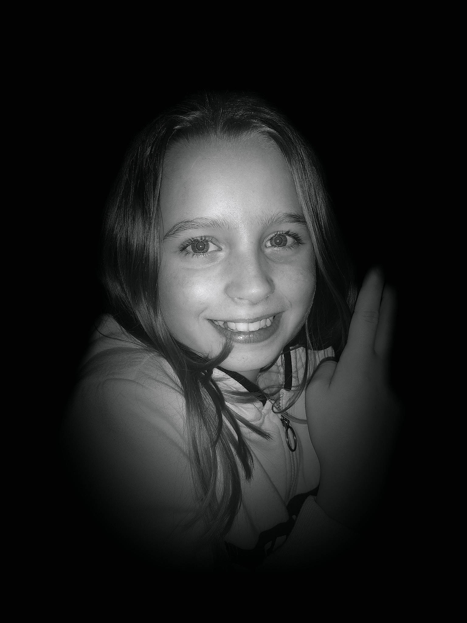 Zelia a rejoint le concours — aidez-le/la à gagner de superbes lots ! beauty, black, black_and_white, cheek, child, eye, eyebrow, face, facial_expression, flash_photography, hair, head, joy, lip, monochrome, monochrome_photography, nose, person, photograph, portrait