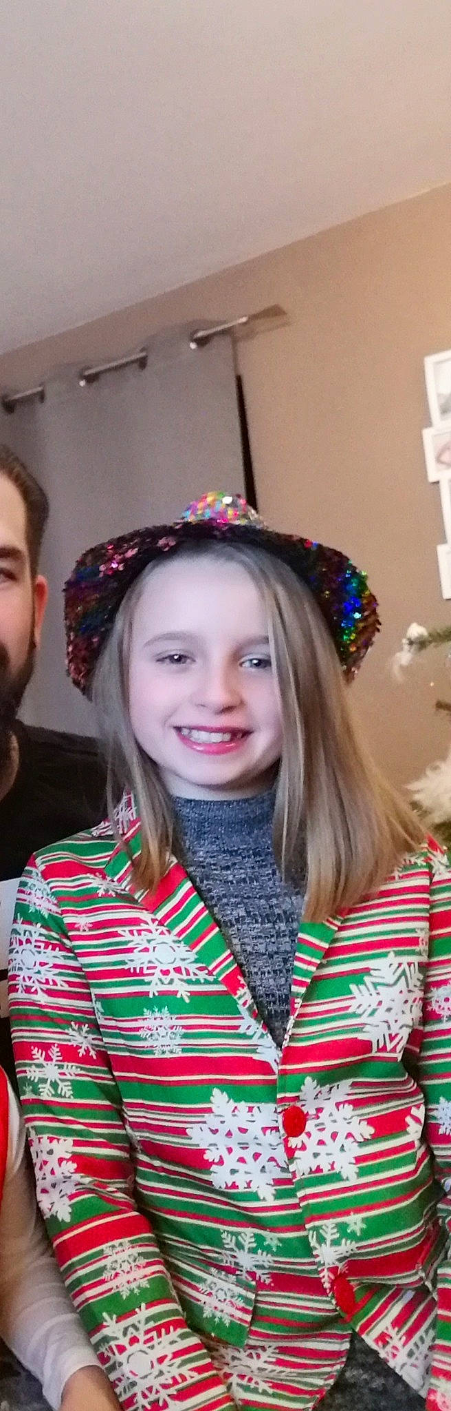 Zelia participe au concours pour gagner de l'argent avec cette photo : brown_hair, fashion_accessory, hair, hair_accessory, headgear, joy, person