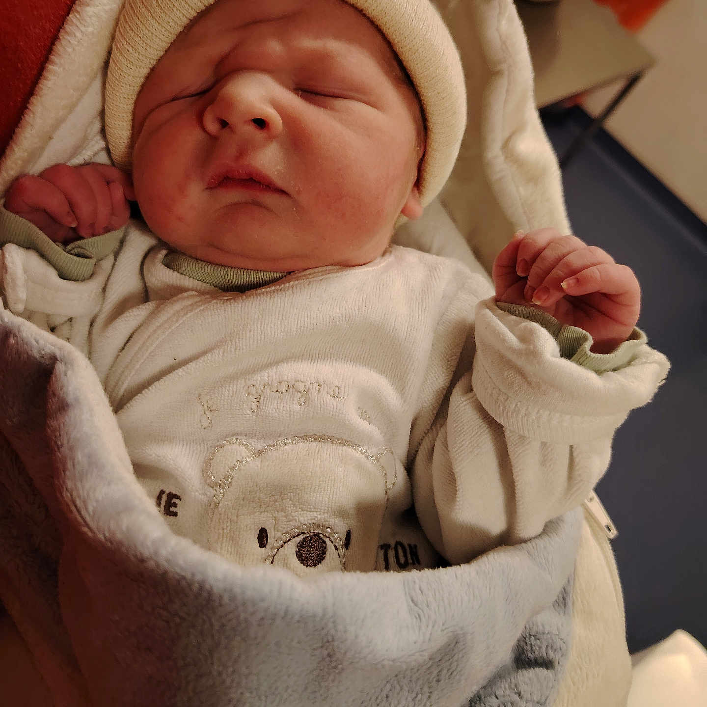 Juanïto participe au concours pour gagner de l'argent avec cette photo : baby, blanket, child, closeup, clothing, comfort, cozy, cute, face, hand, hat, indoors, infant, newborn, portrait, resting, sleeping, soft, warm, wrapped