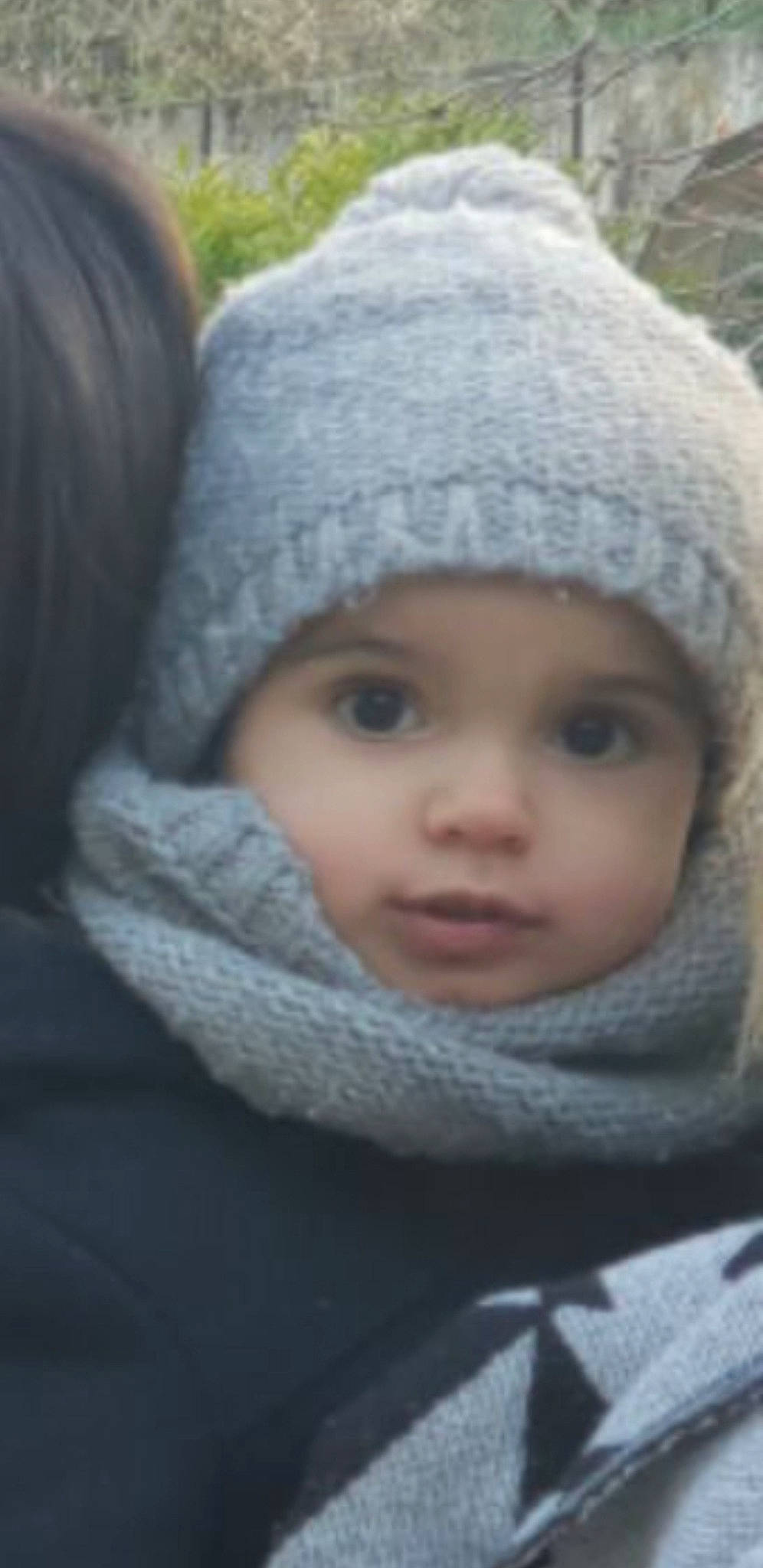 Amina a rejoint le concours — aidez-le/la à gagner de superbes lots ! baby, cap, cheek, child, chin, cool, eye, eyebrow, face, facial_expression, grass, grey, headgear, headwear, knit_cap, lip, nose, person, skin, toddler